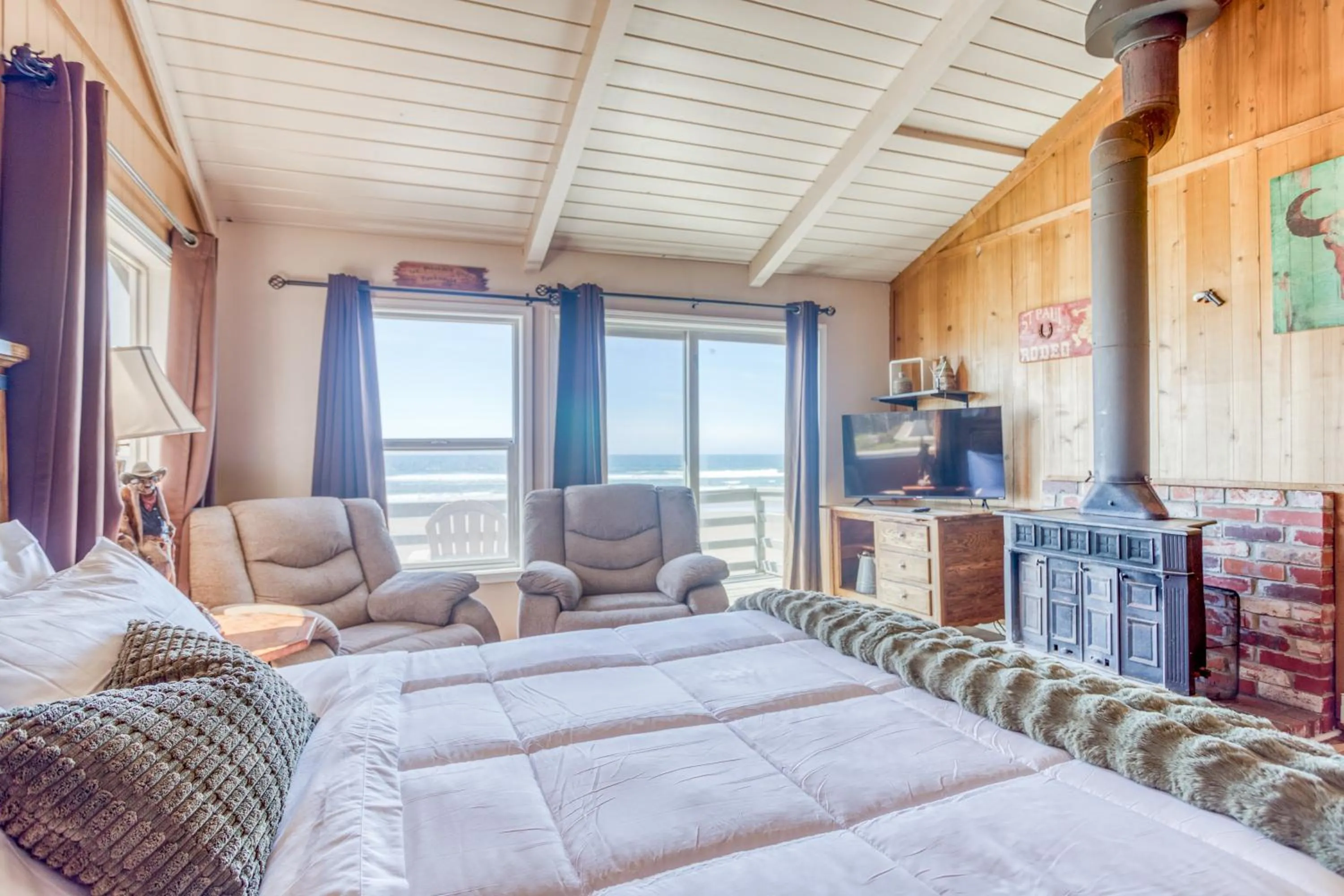 Living room, Bed in Moolack Shores Inn