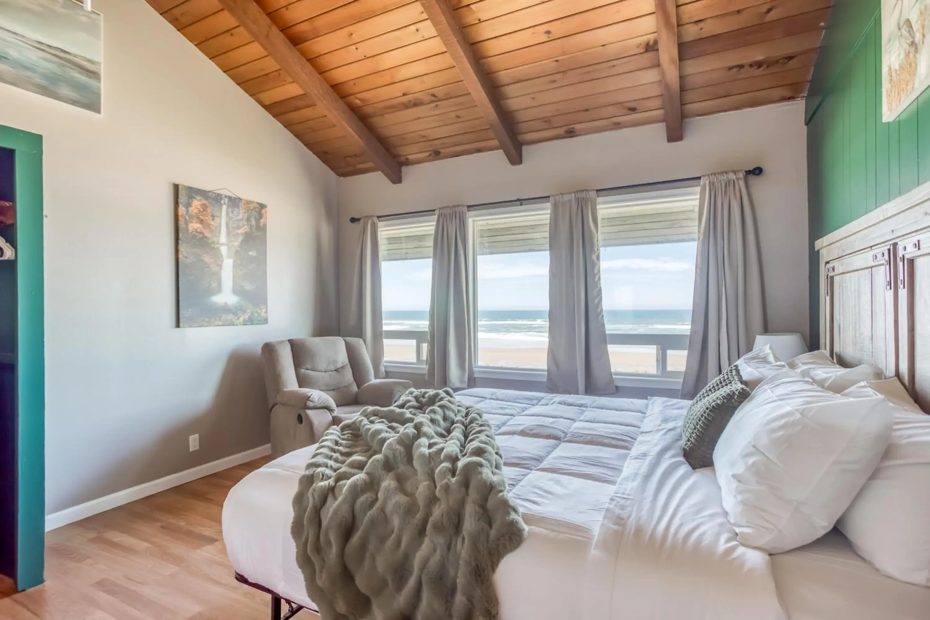 Bedroom, Bed in Moolack Shores Inn Bedroom, Bed in Moolack Shores Inn