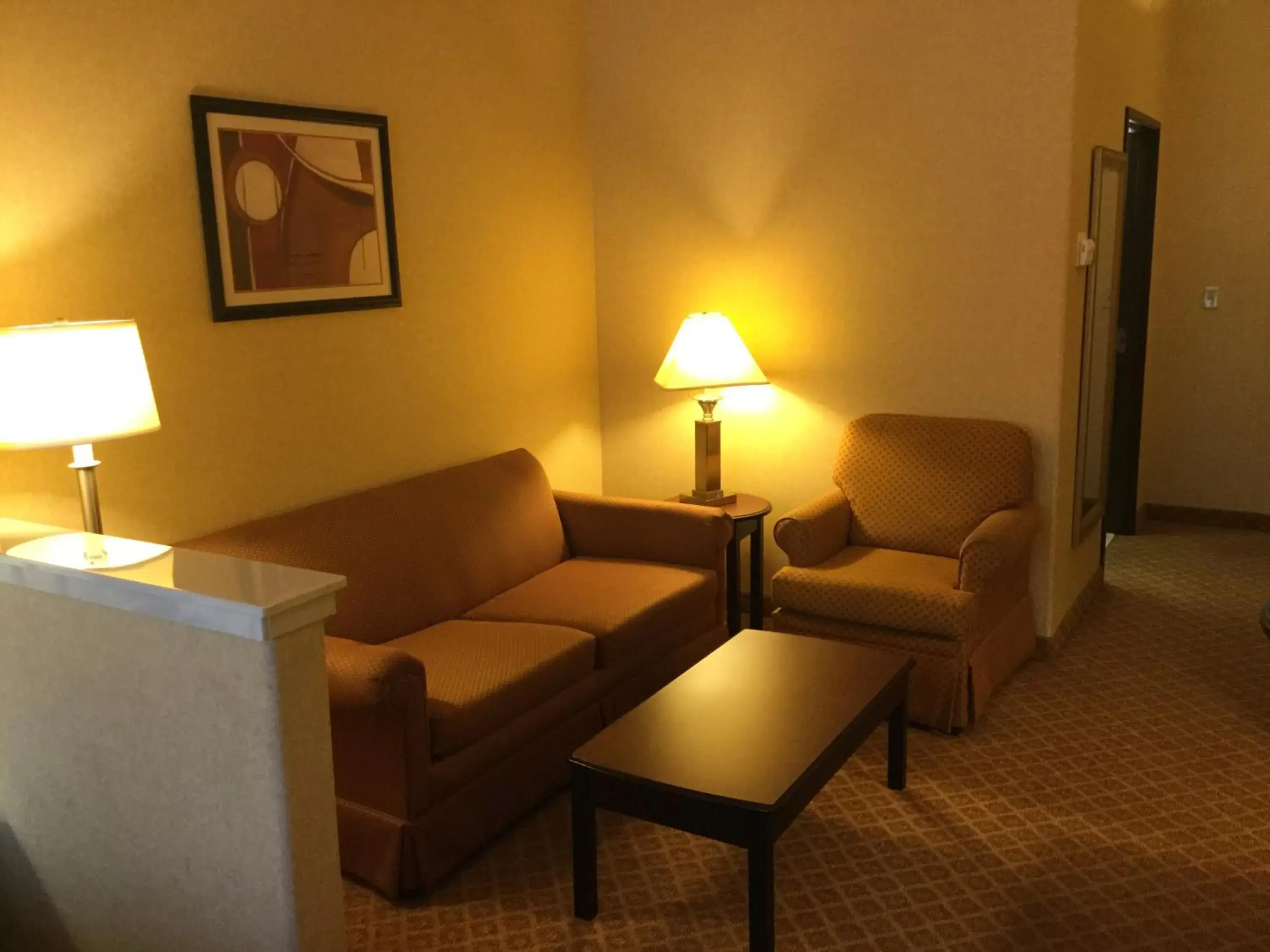 Seating area in Holiday Inn Express & Suites Longview South I-20 by IHG Seating area in Holiday Inn Express & Suites Longview South I-20 by IHG