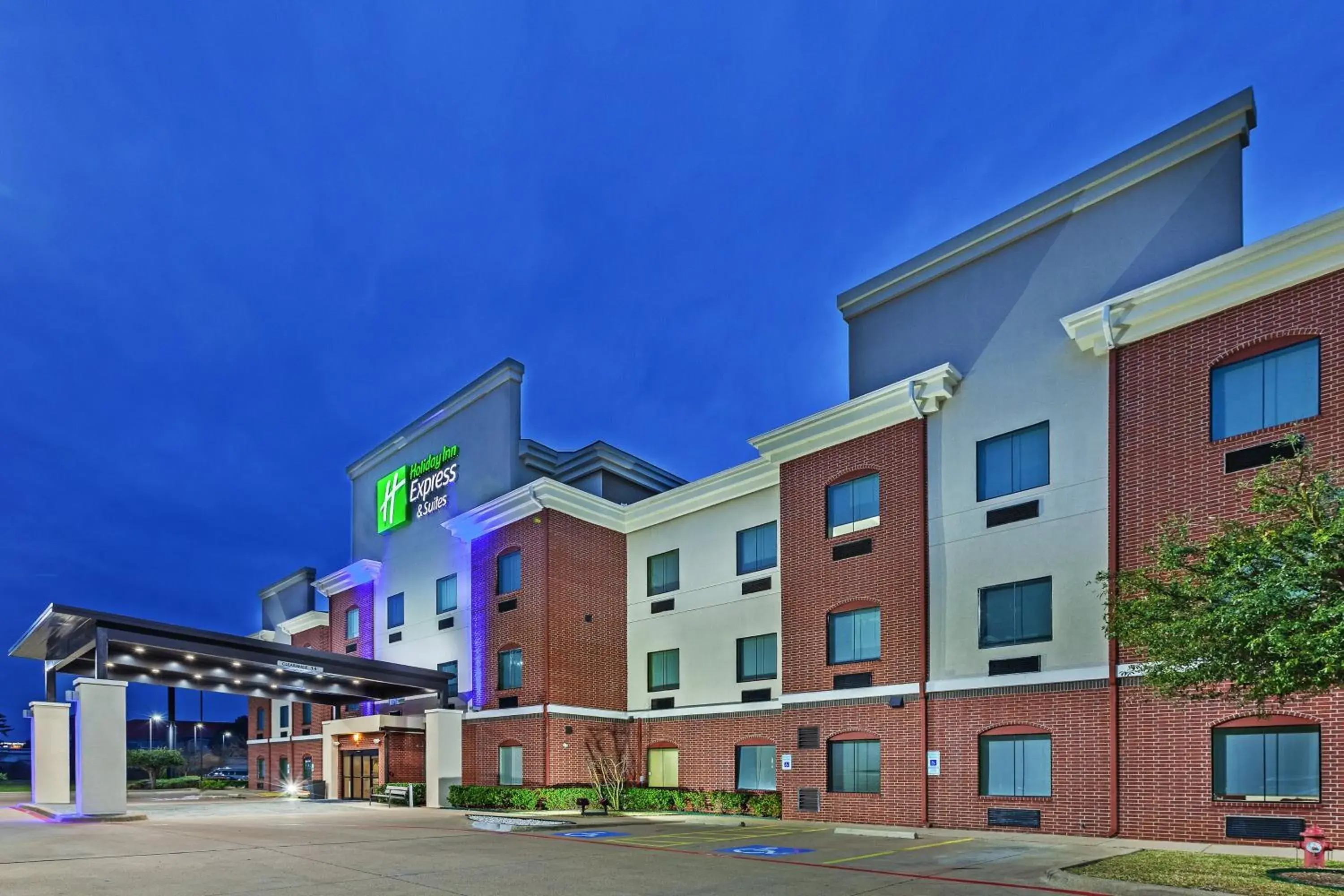 Property building in Holiday Inn Express & Suites Longview South I-20 by IHG Property building in Holiday Inn Express & Suites Longview South I-20 by IHG