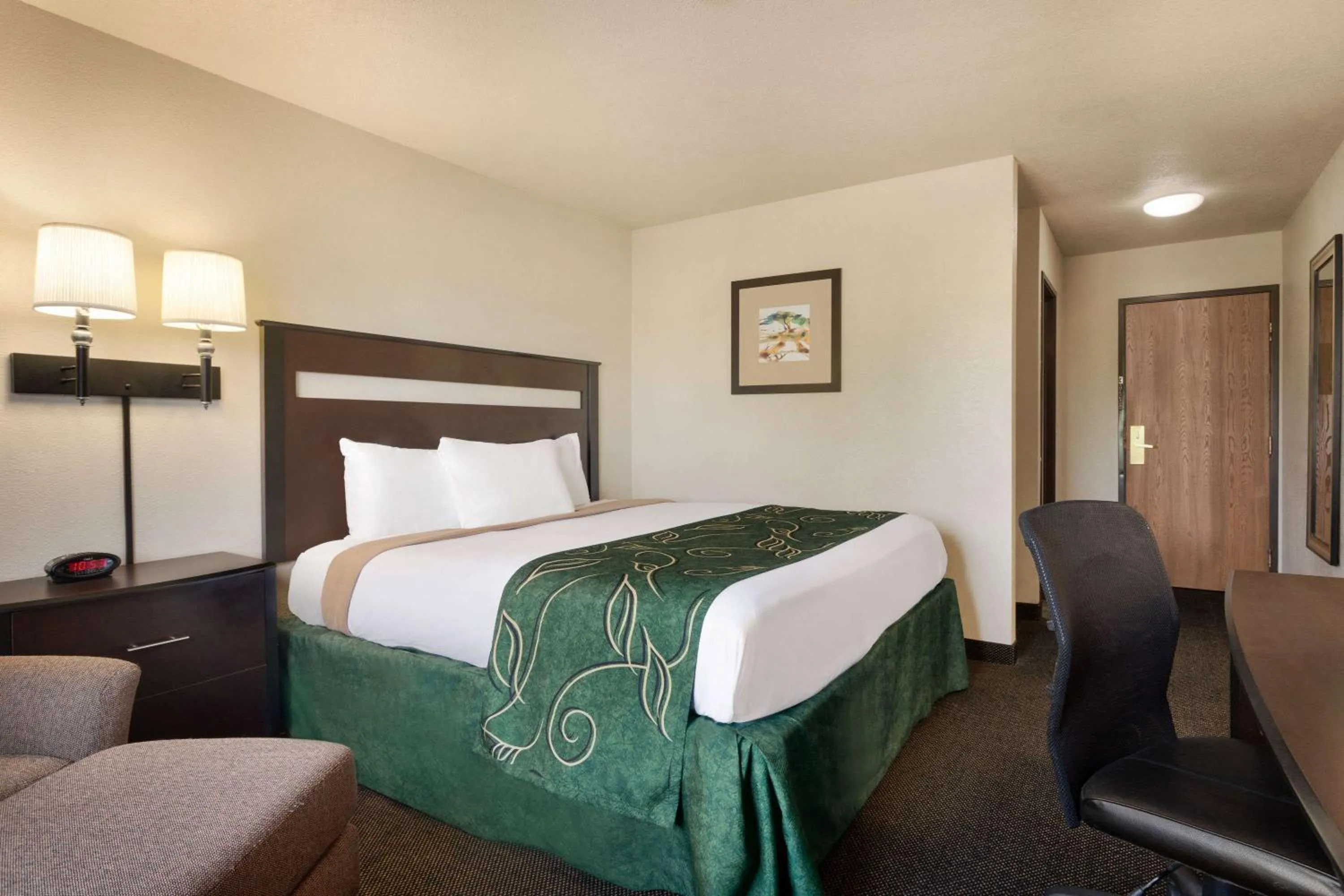 Photo of the whole room, Bed in Travelodge by Wyndham Jefferson City