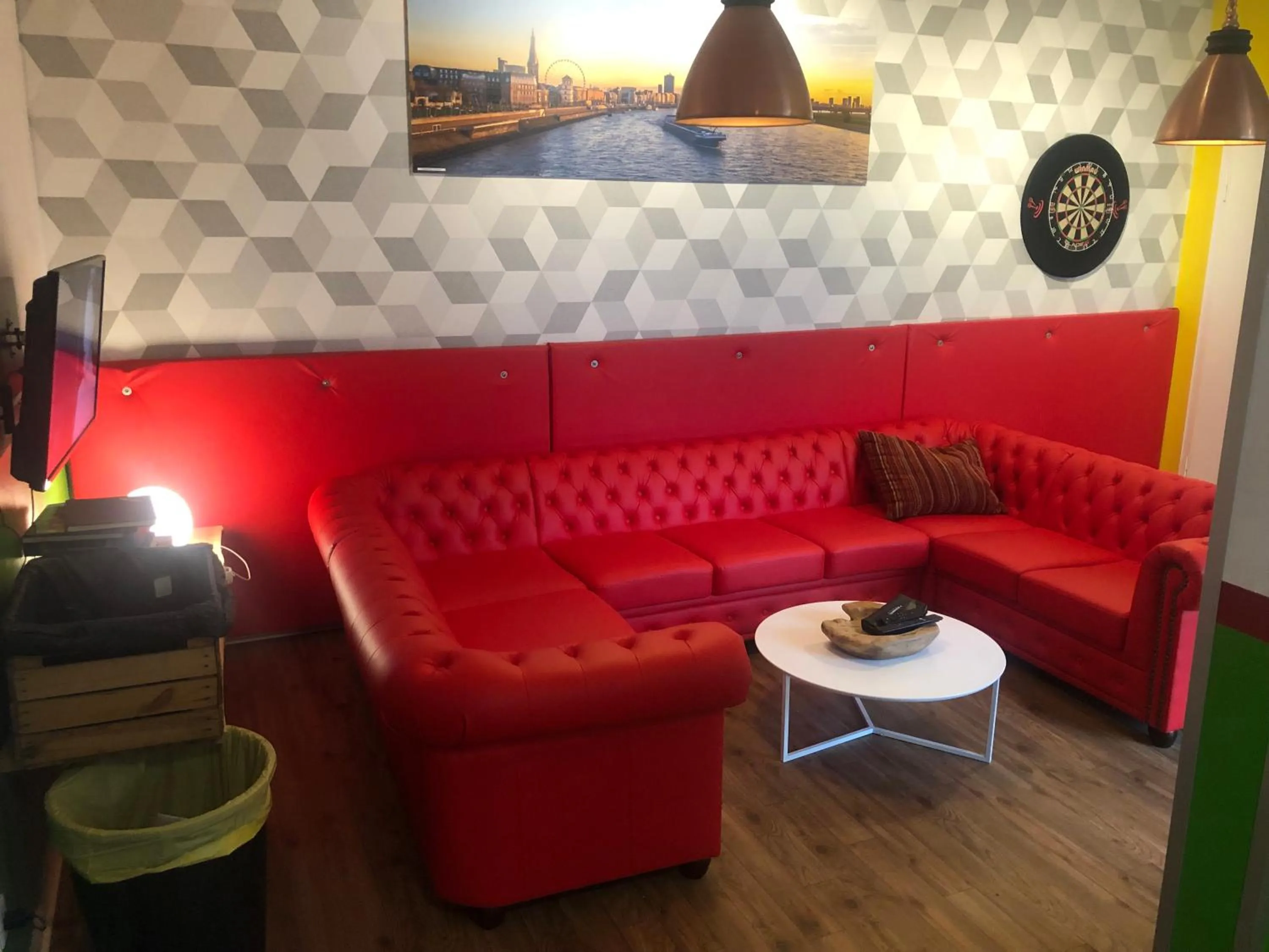 Communal lounge/ TV room in Backpackers Düsseldorf - SELF CHECK-IN