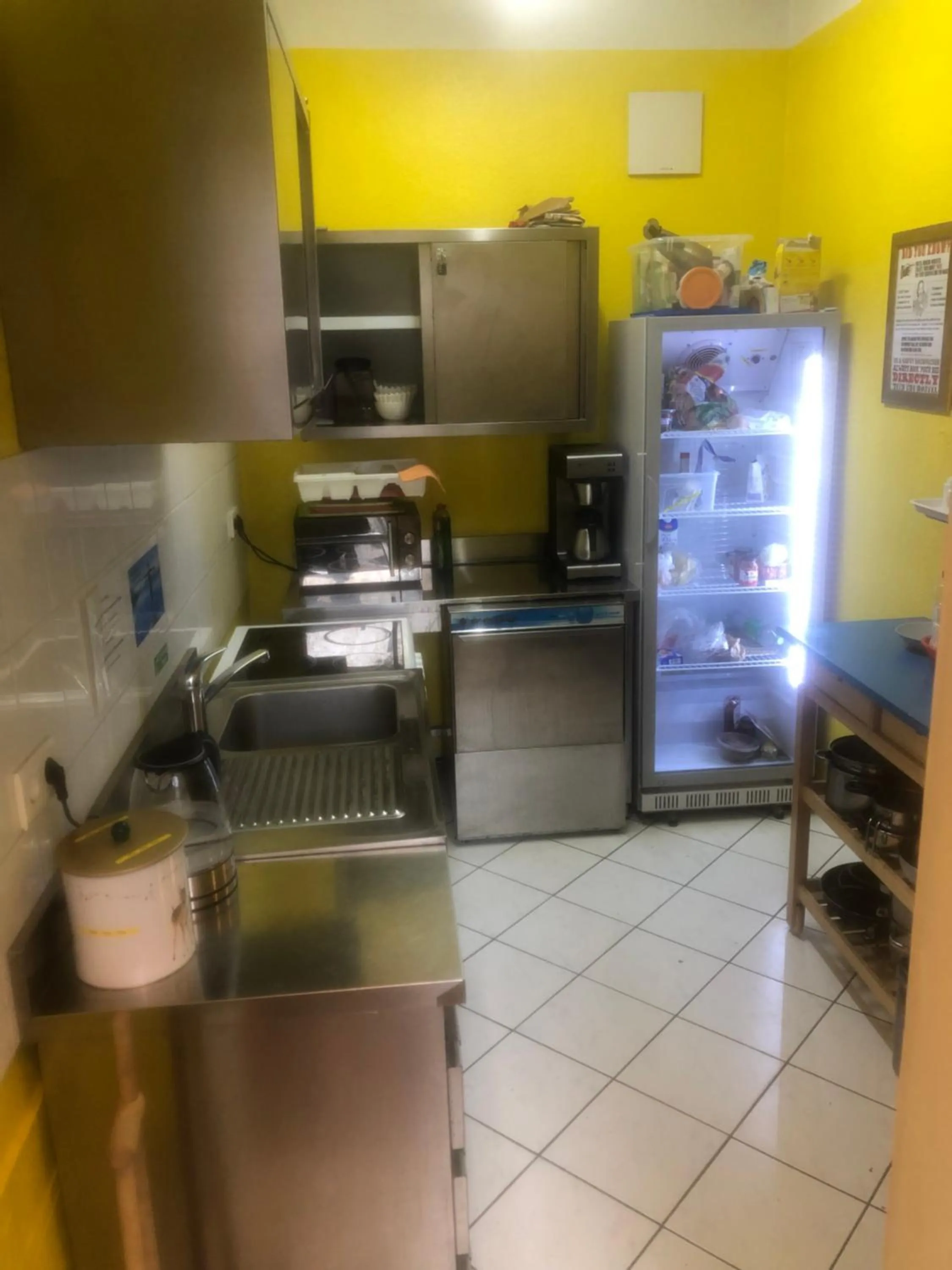 Kitchen or kitchenette in Backpackers Düsseldorf - SELF CHECK-IN