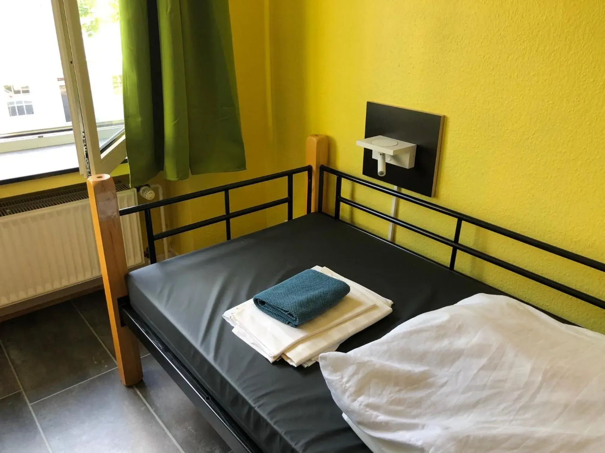 Budget Twin Room in Backpackers Düsseldorf - SELF CHECK-IN Budget Twin Room in Backpackers Düsseldorf - SELF CHECK-IN