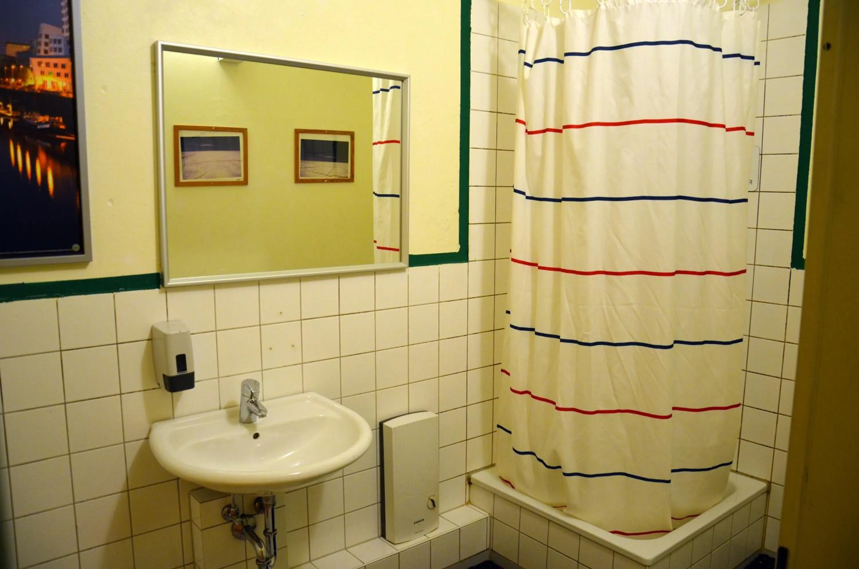 Bathroom in Backpackers Düsseldorf - SELF CHECK-IN