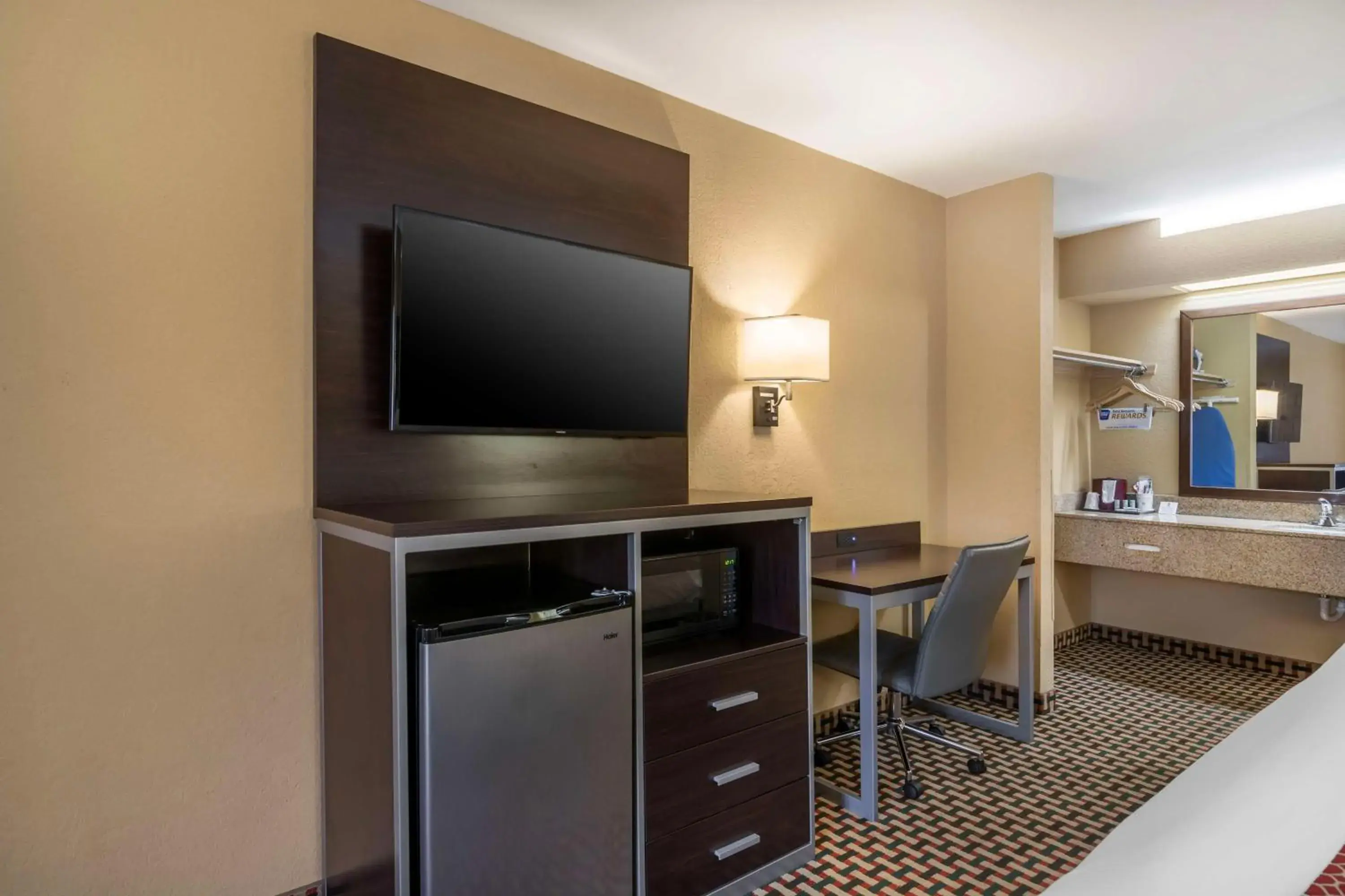 King Room - Non-Smoking in Best Western Bradford Inn King Room - Non-Smoking in Best Western Bradford Inn