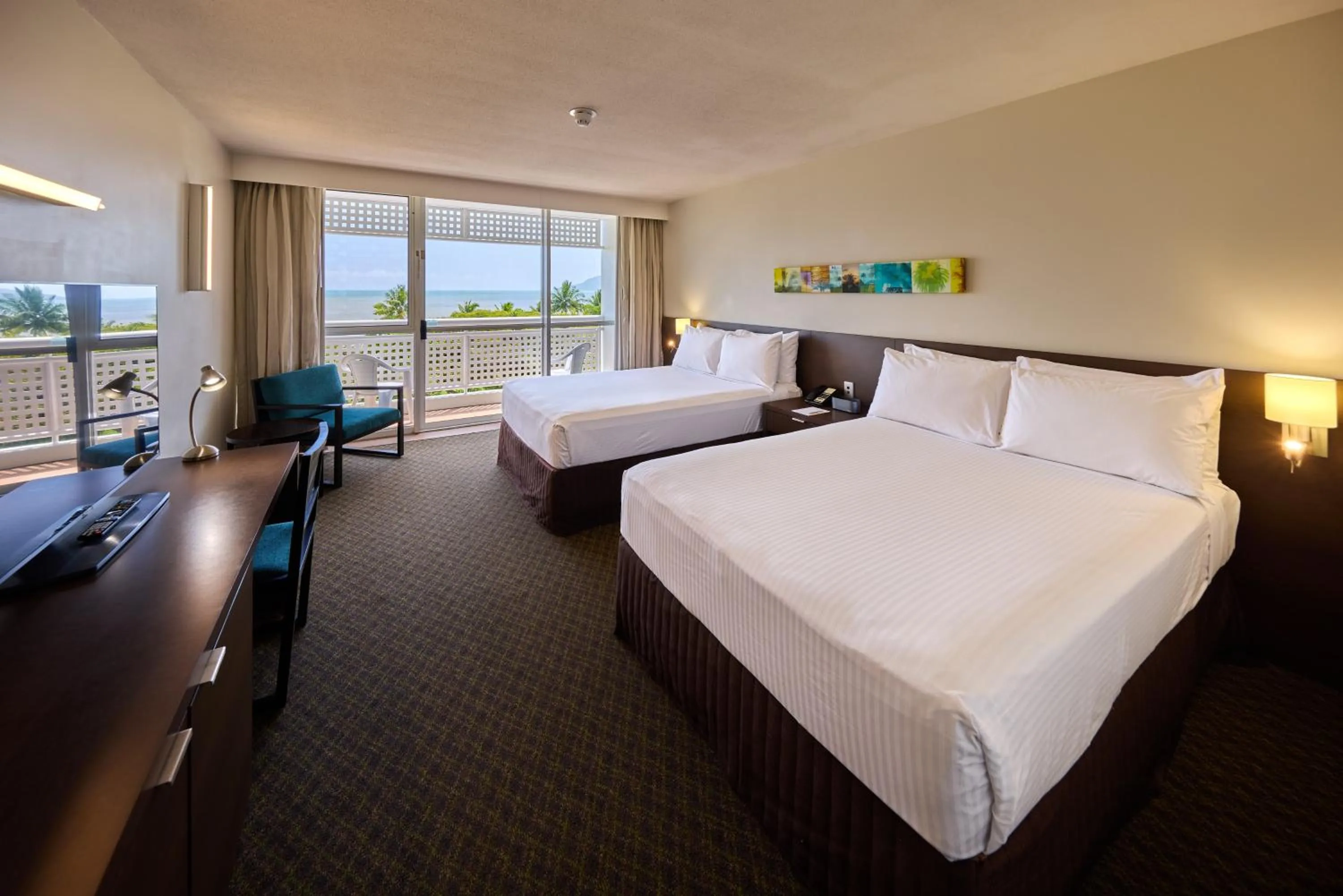 Bedroom, Bed in Cairns Harbourside Hotel