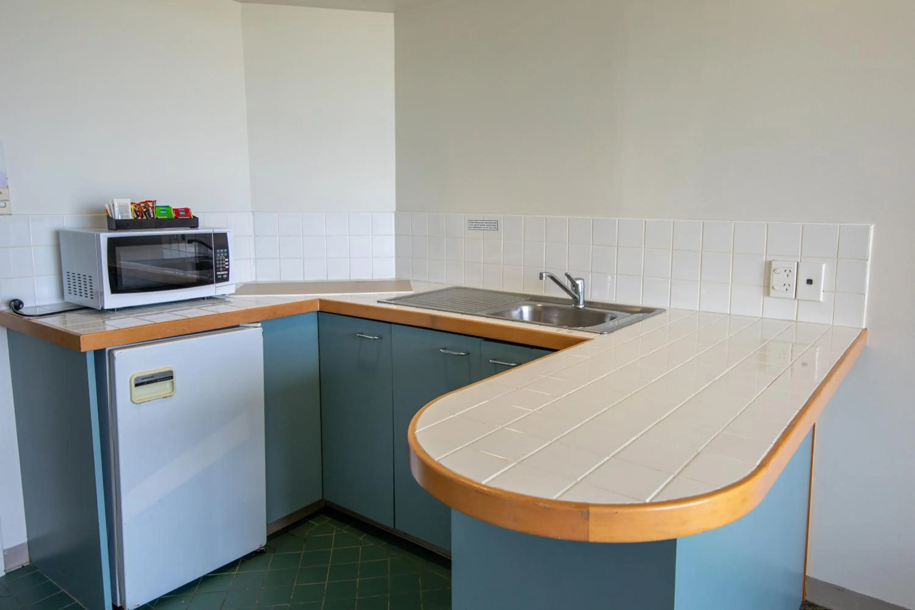 Kitchen or kitchenette in Cairns Harbourside Hotel