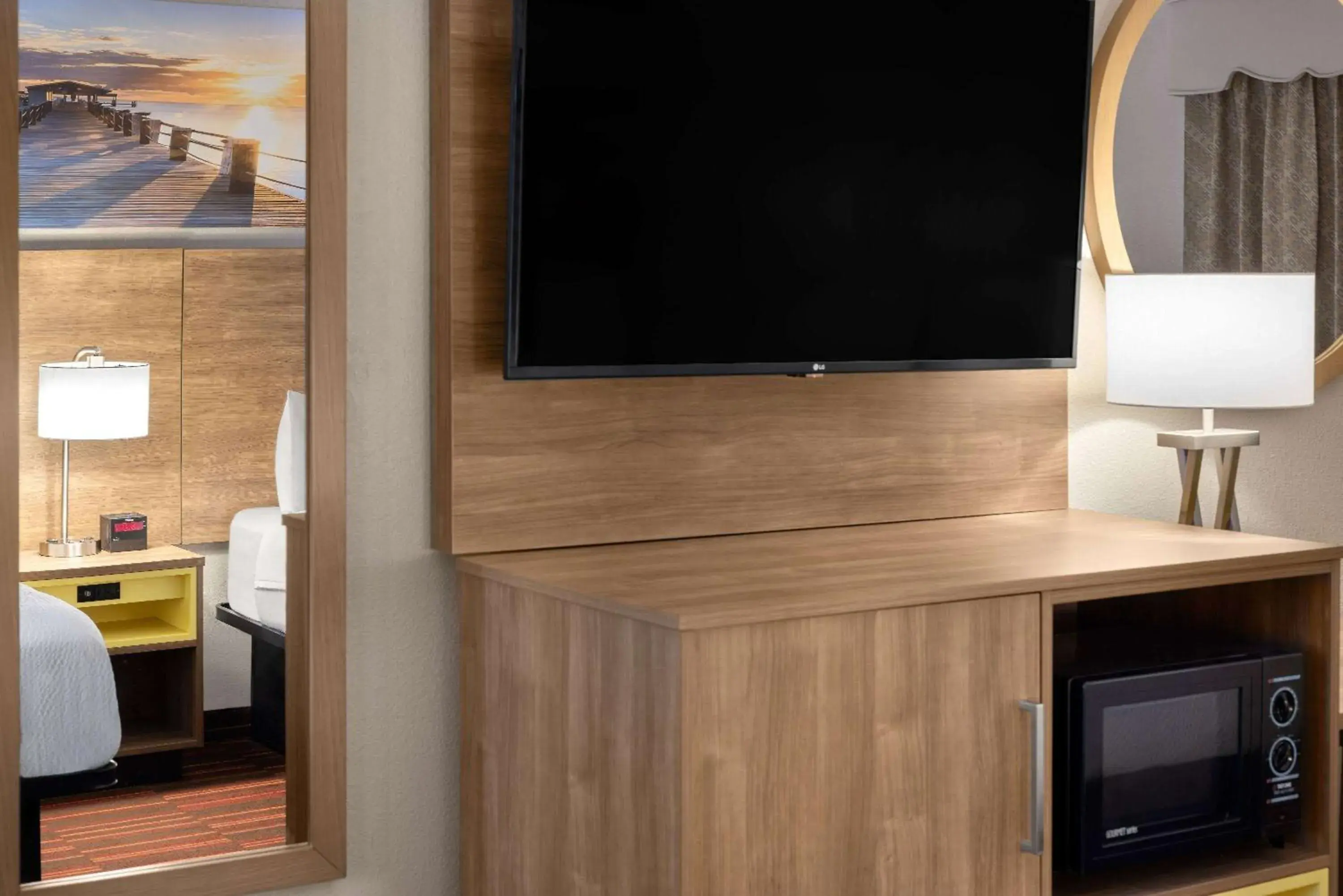 Photo of the whole room, Bed in Days Inn by Wyndham Forsyth Photo of the whole room, Bed in Days Inn by Wyndham Forsyth