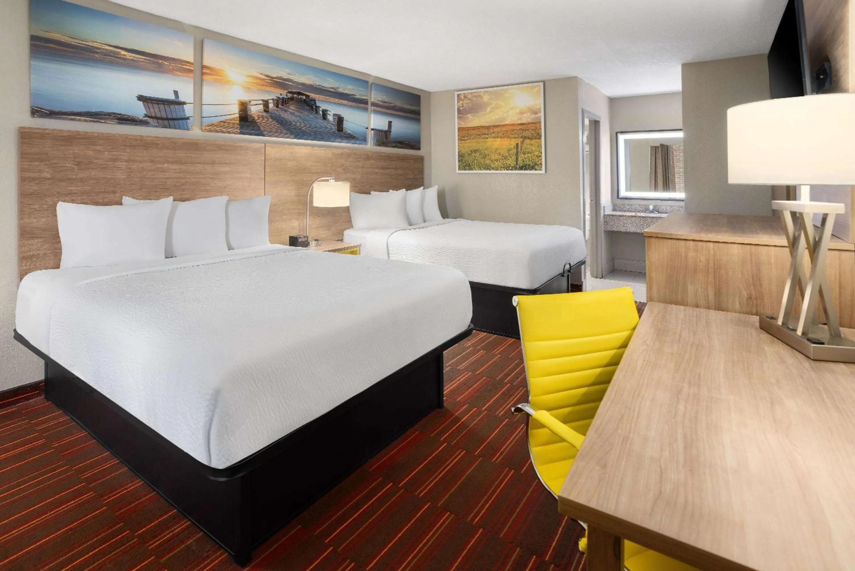 Photo of the whole room, Bed in Days Inn by Wyndham Forsyth