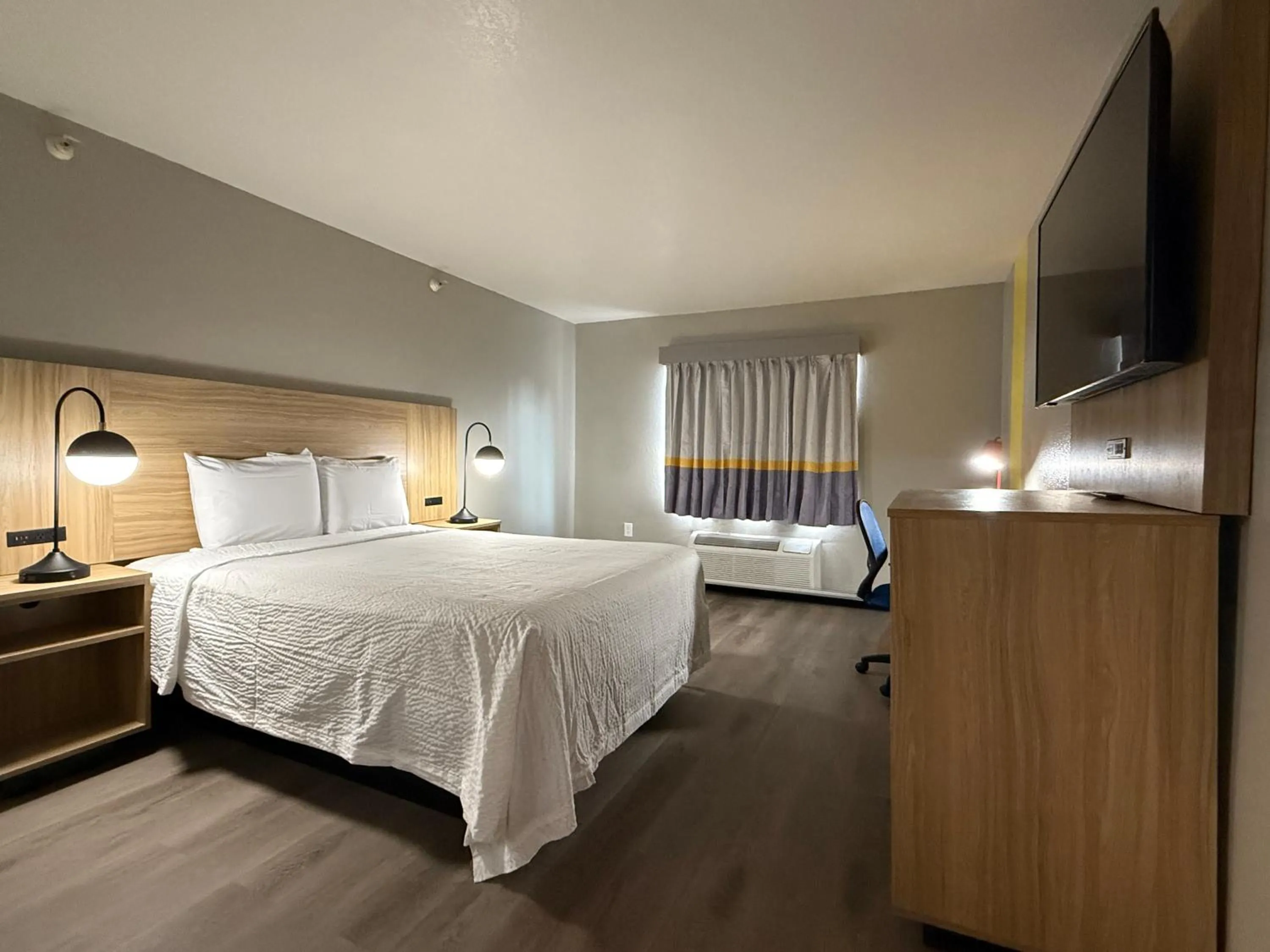 Photo of the whole room, Bed in Super 8 by Wyndham Richfield Cleveland