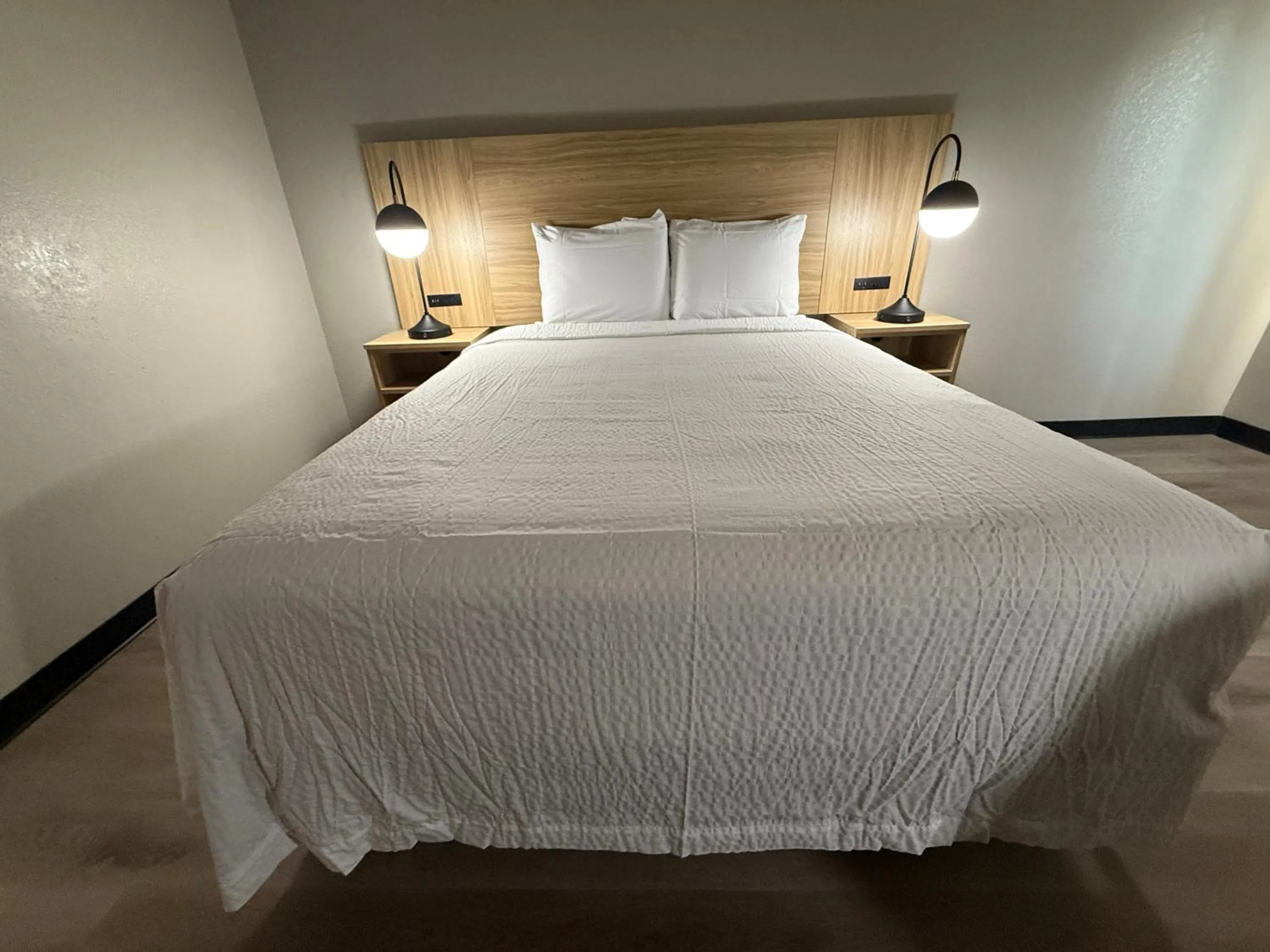 Bedroom, Bed in Super 8 by Wyndham Richfield Cleveland