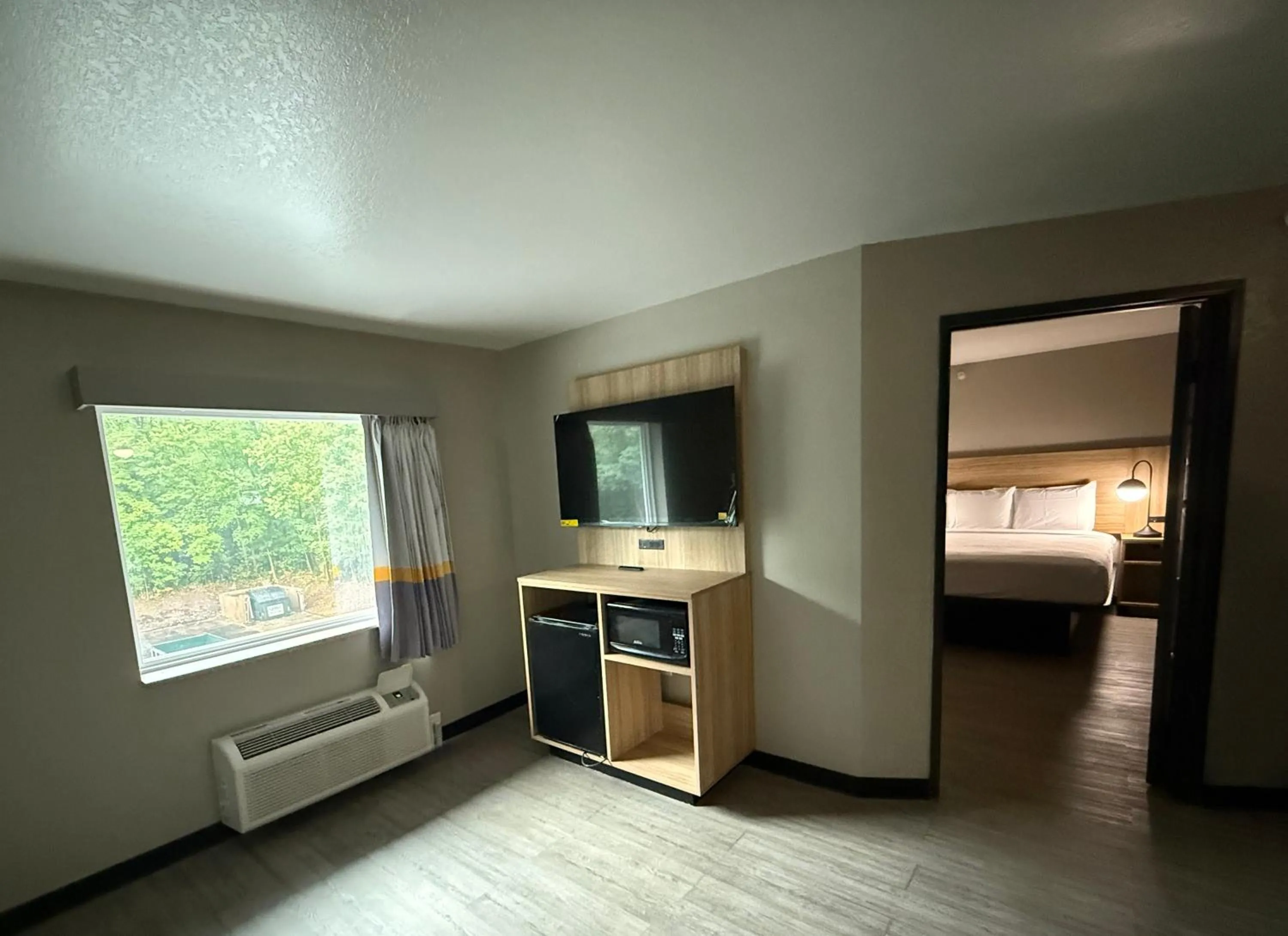 TV and multimedia, Bed in Super 8 by Wyndham Richfield Cleveland