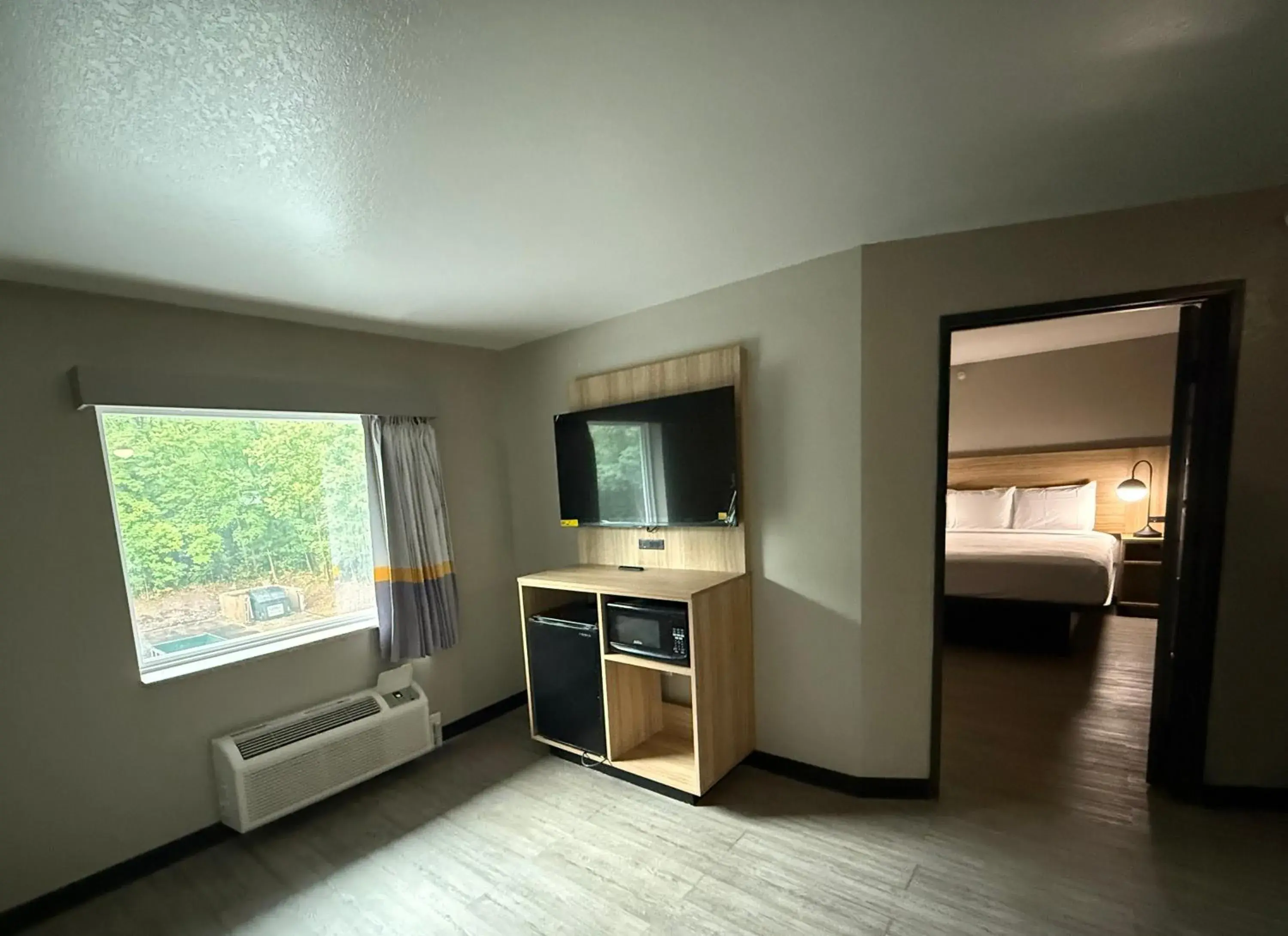 TV and multimedia, Bed in Super 8 by Wyndham Richfield Cleveland TV and multimedia, Bed in Super 8 by Wyndham Richfield Cleveland