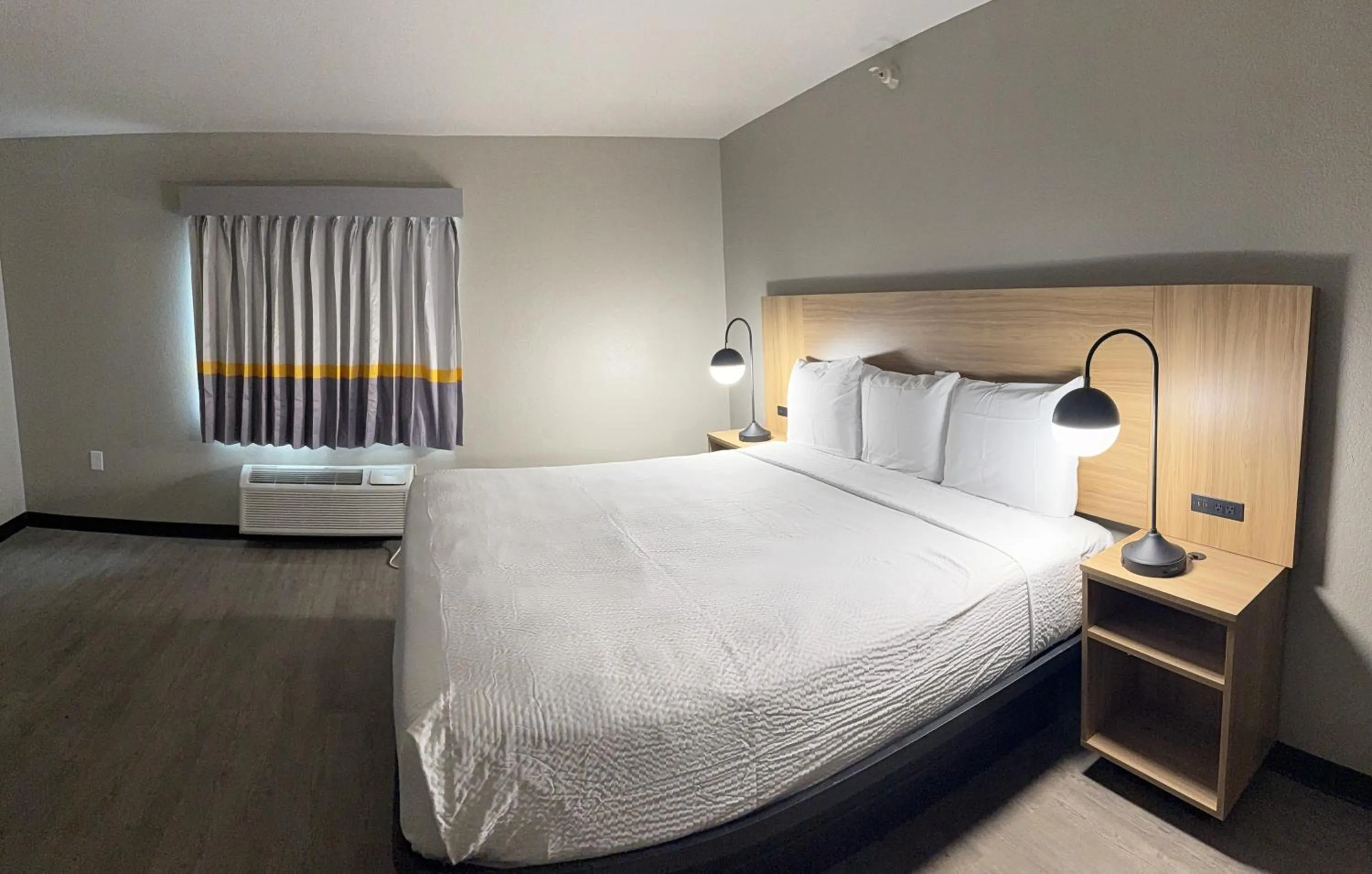 Bedroom, Bed in Super 8 by Wyndham Richfield Cleveland