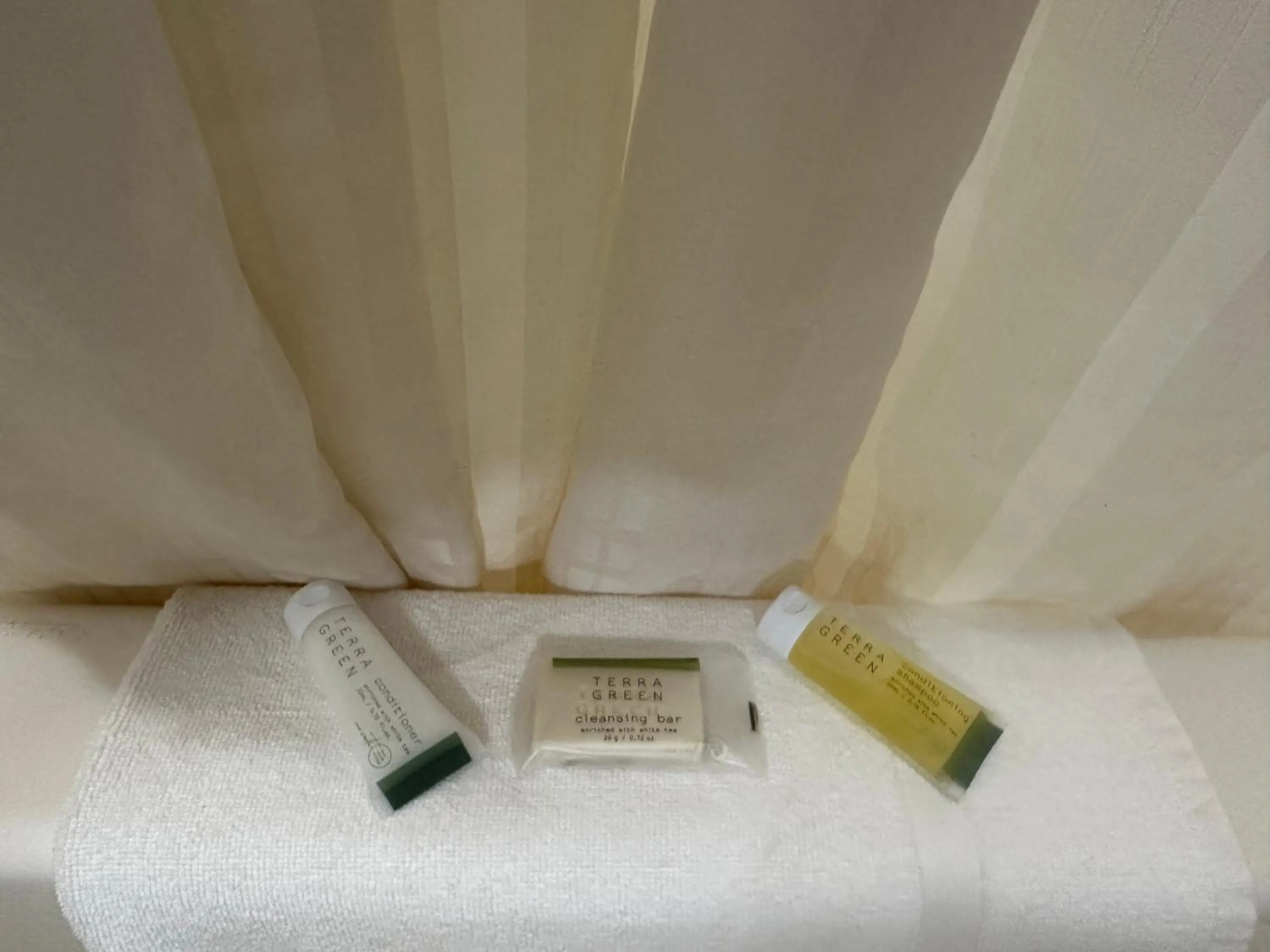 Bathroom, Bed in Super 8 by Wyndham Richfield Cleveland