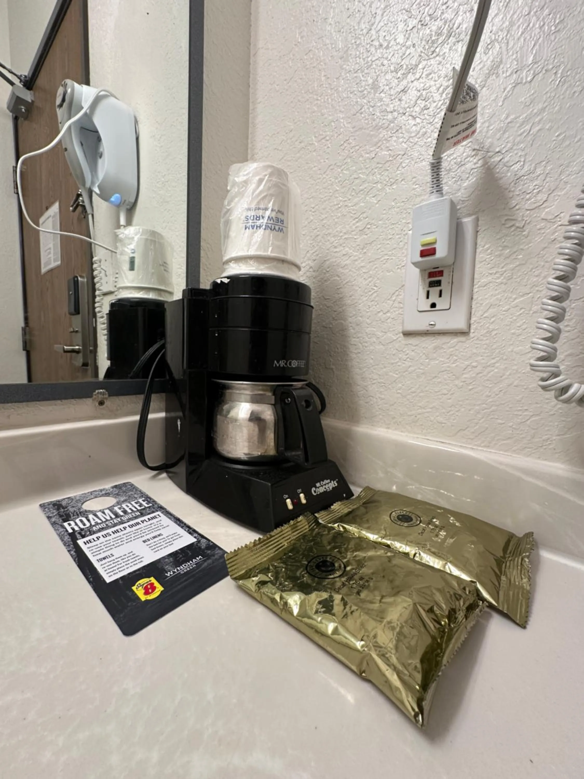 Coffee/tea facilities in Super 8 by Wyndham Richfield Cleveland