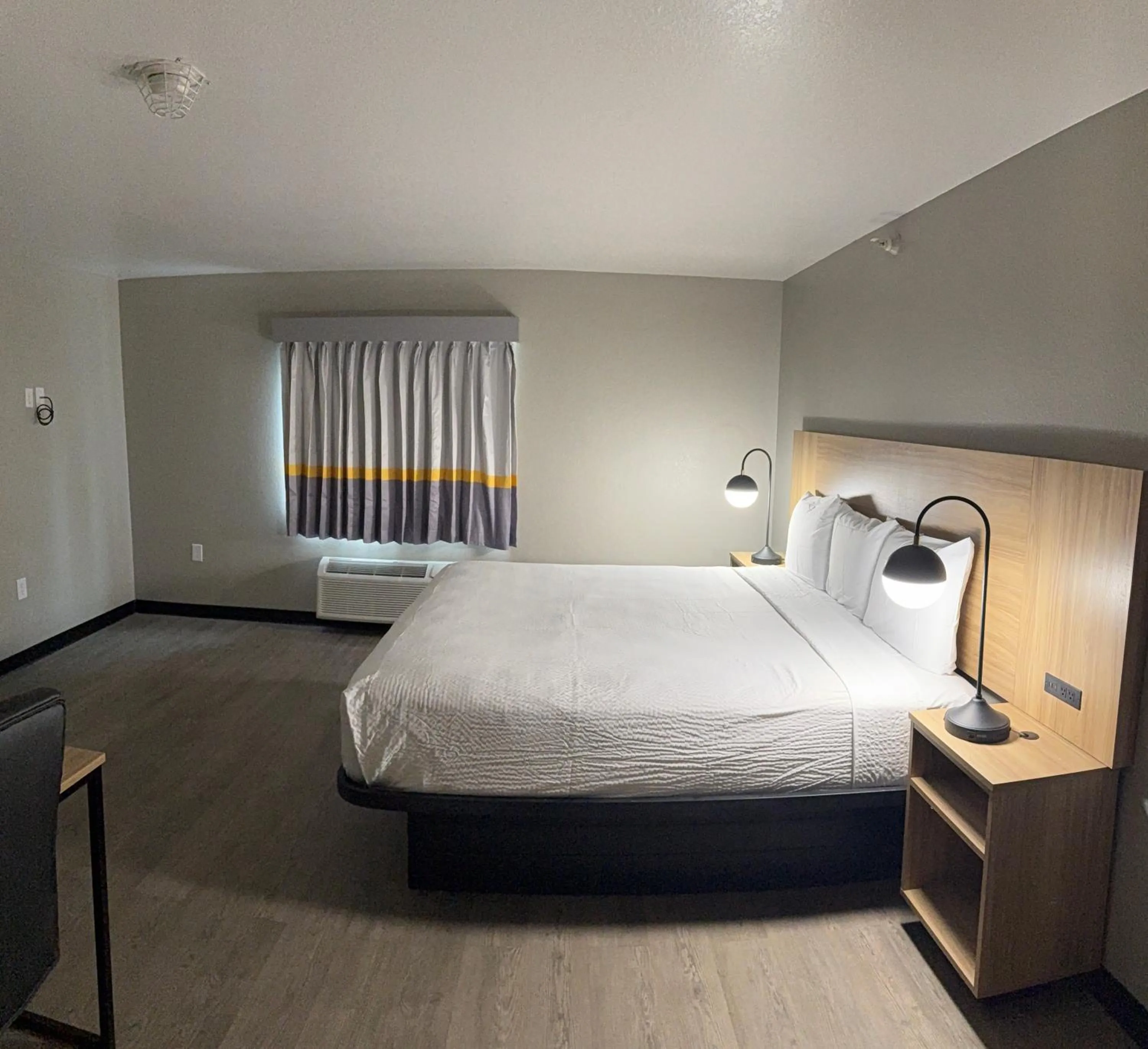 Bedroom, Bed in Super 8 by Wyndham Richfield Cleveland