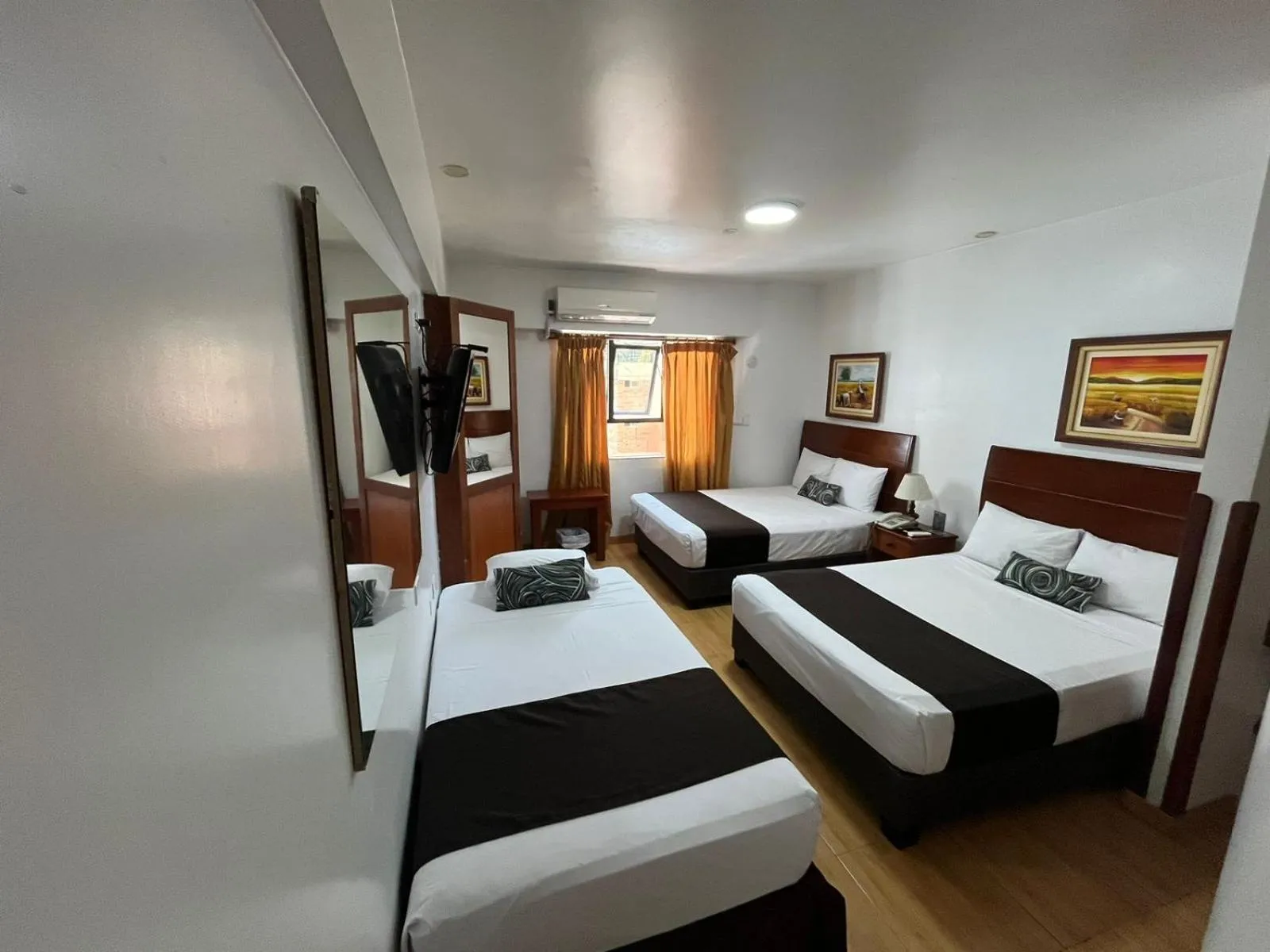 Photo of the whole room, Bed in Epiqus Hotel