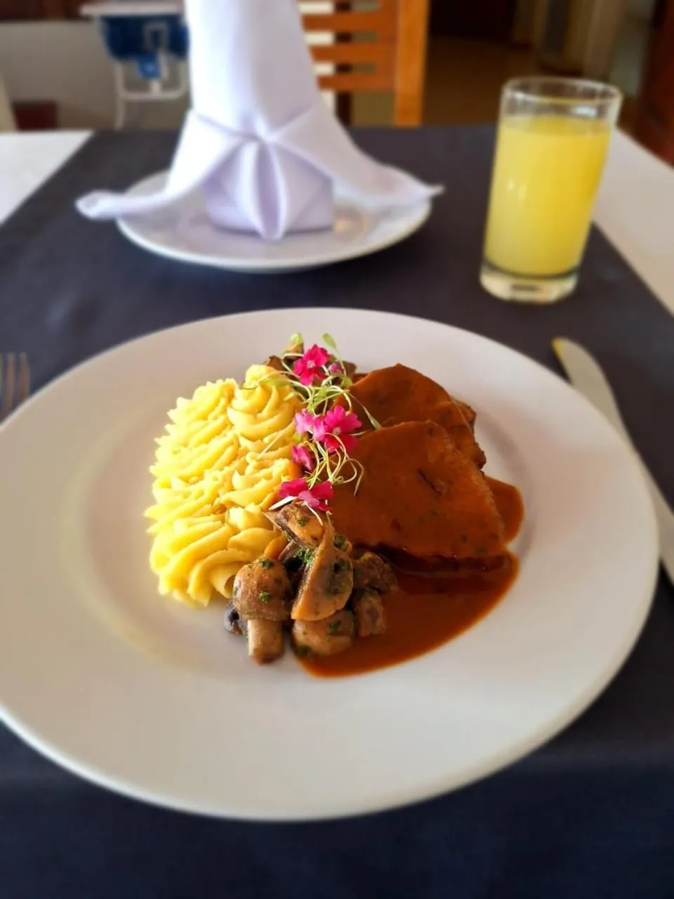 Restaurant/places to eat in Epiqus Hotel