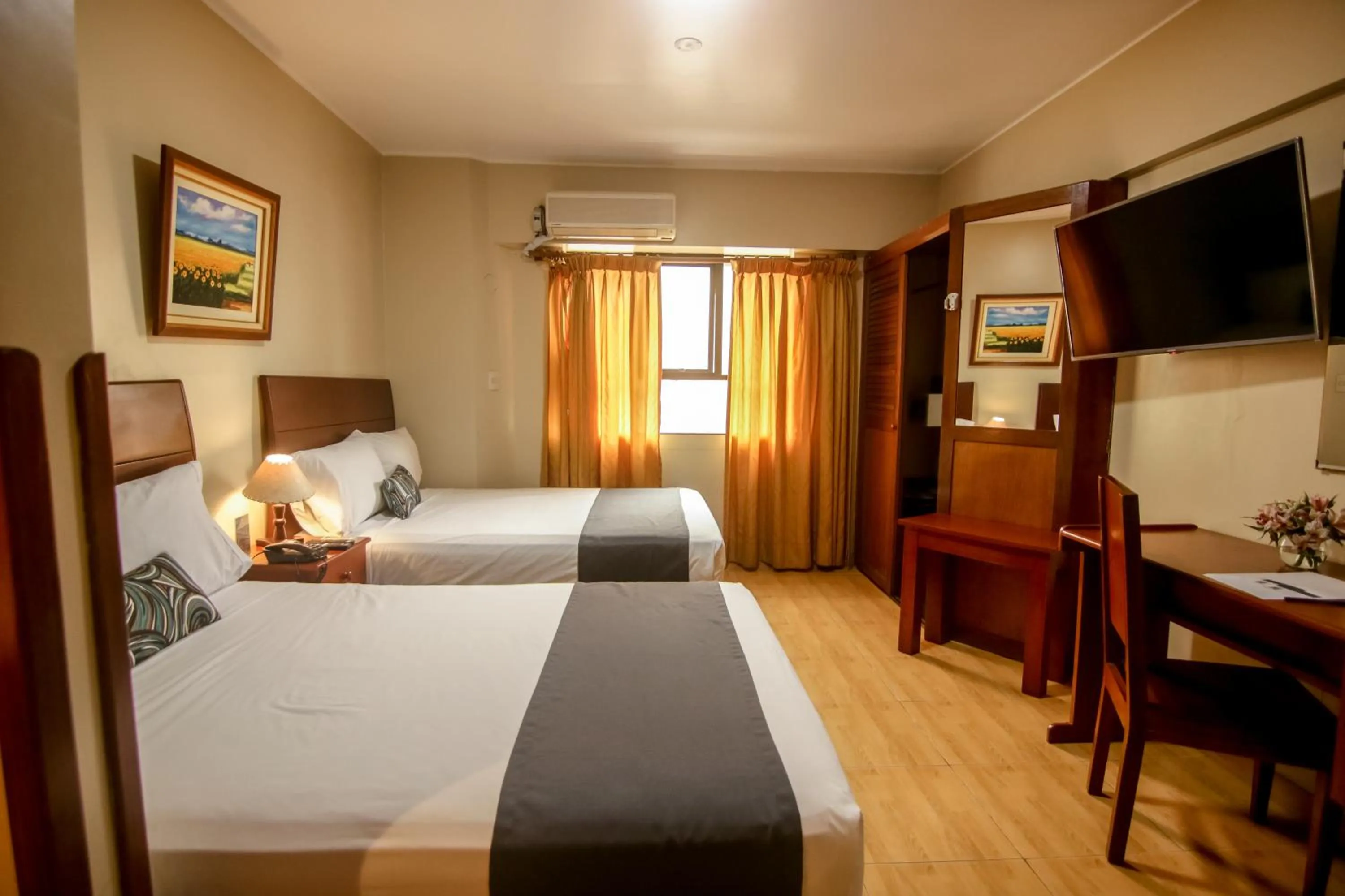 Communal lounge/ TV room, Bed in Epiqus Hotel