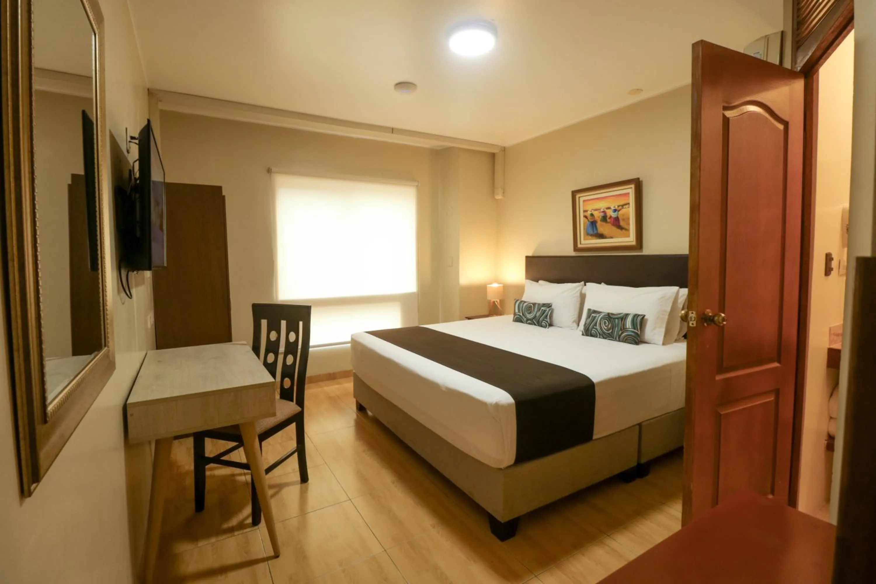 Photo of the whole room, Bed in Epiqus Hotel