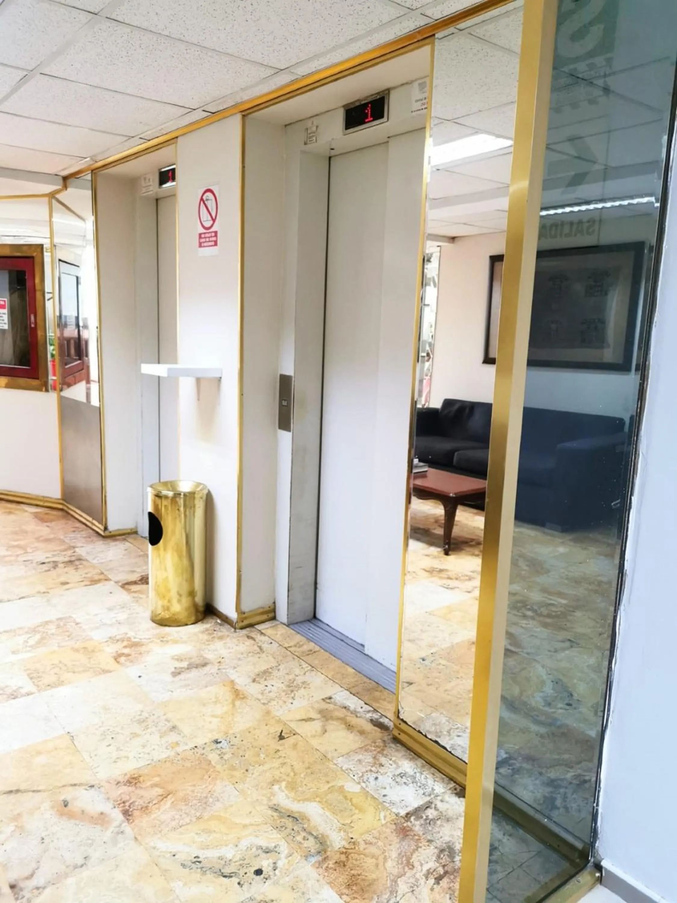 Living room in Epiqus Hotel