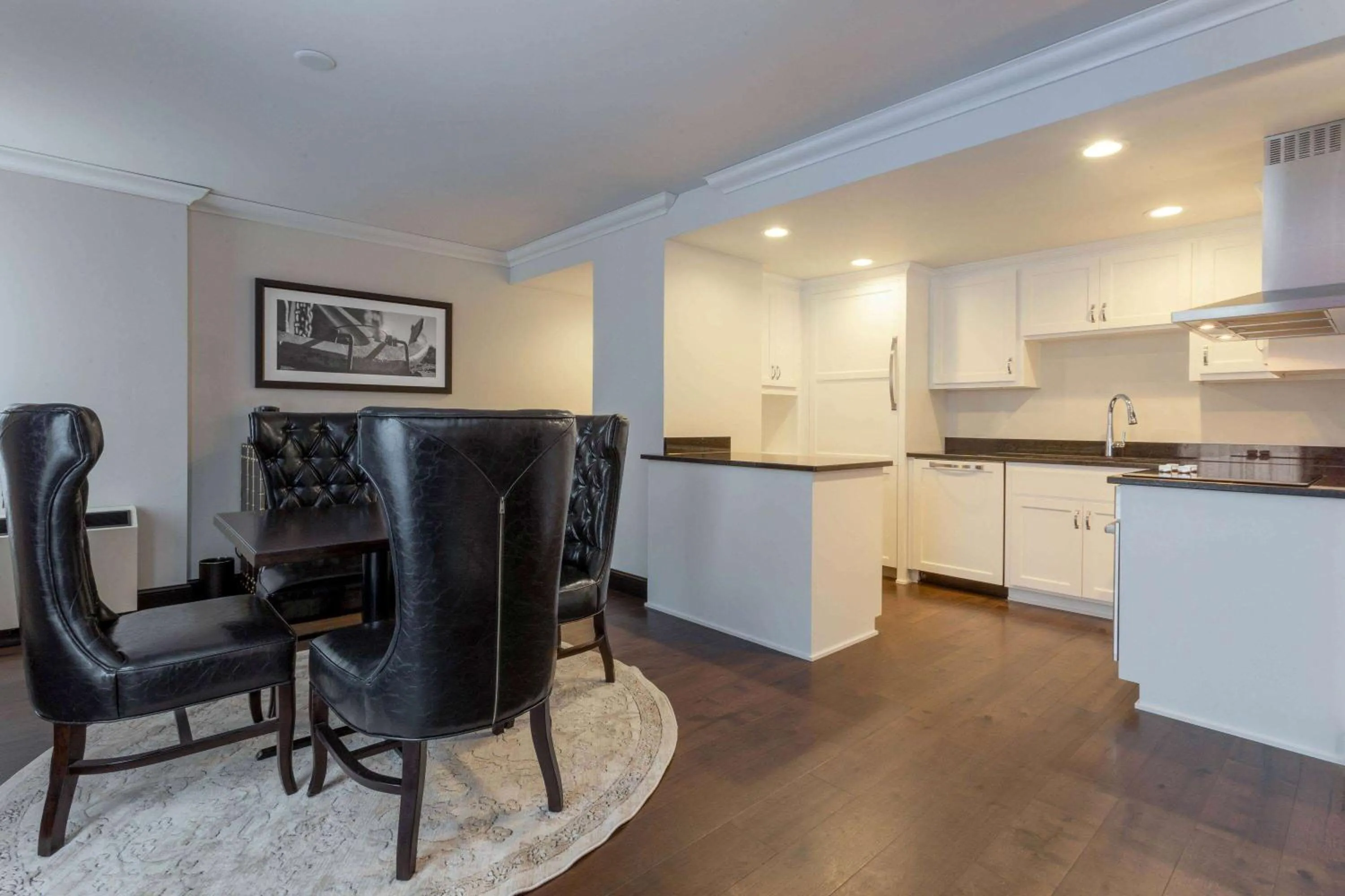 Photo of the whole room in Hotel Retlaw, Trademark Collection by Wyndham