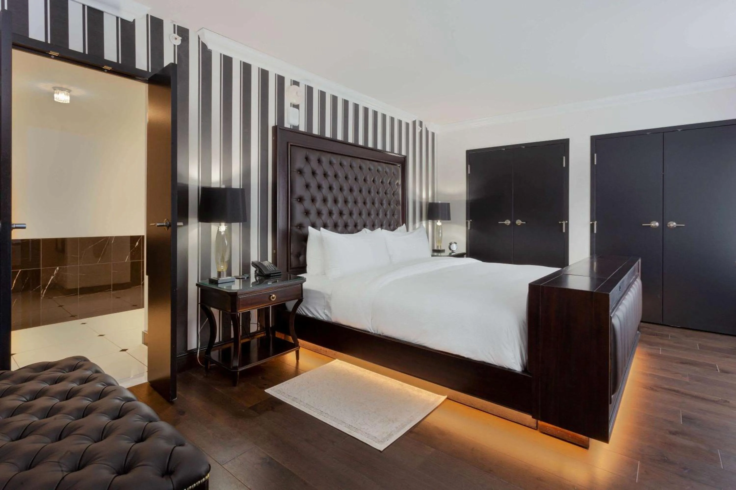 Photo of the whole room, Bed in Hotel Retlaw, Trademark Collection by Wyndham