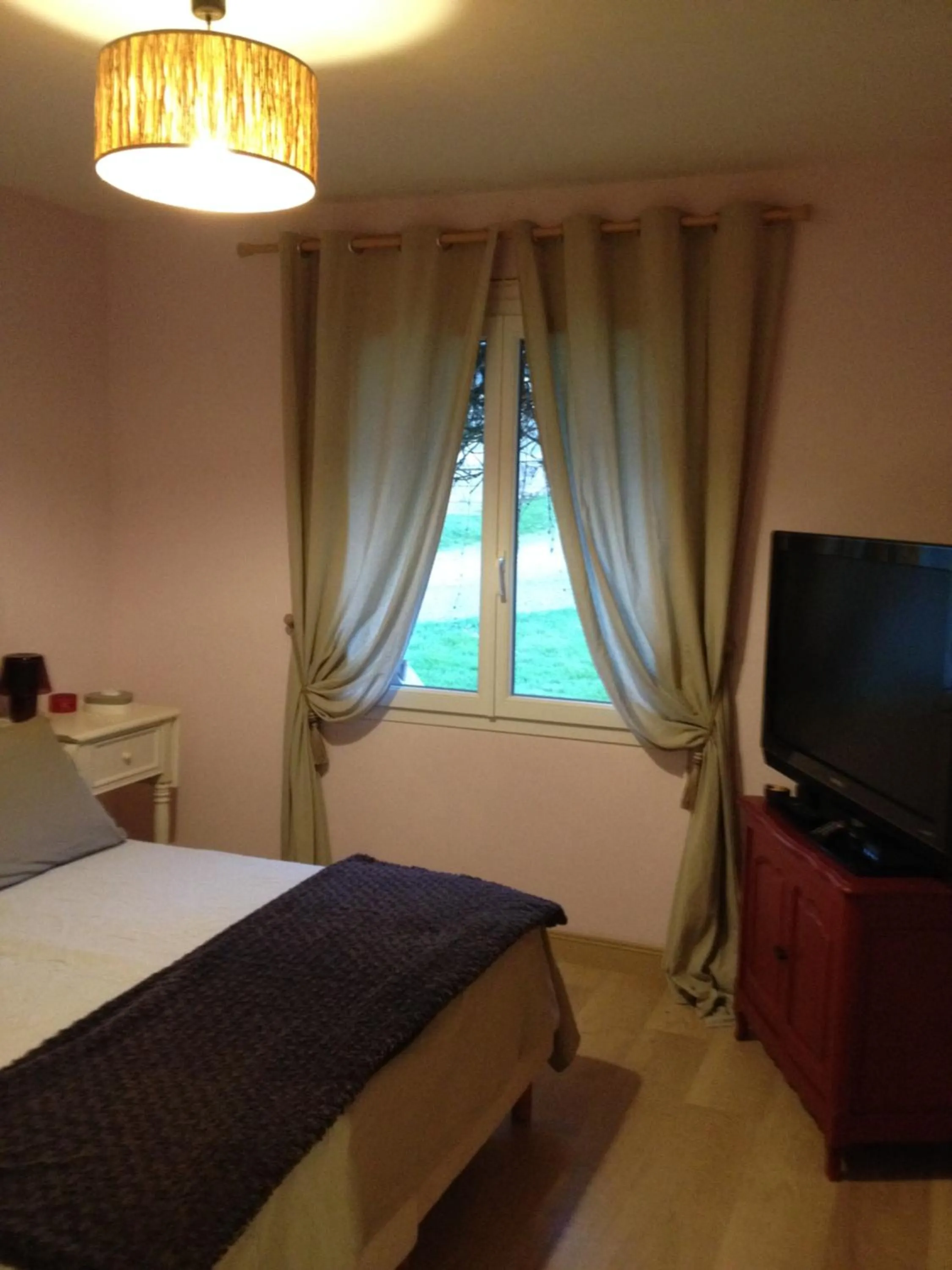 Photo of the whole room, Bed in Aux Perderies