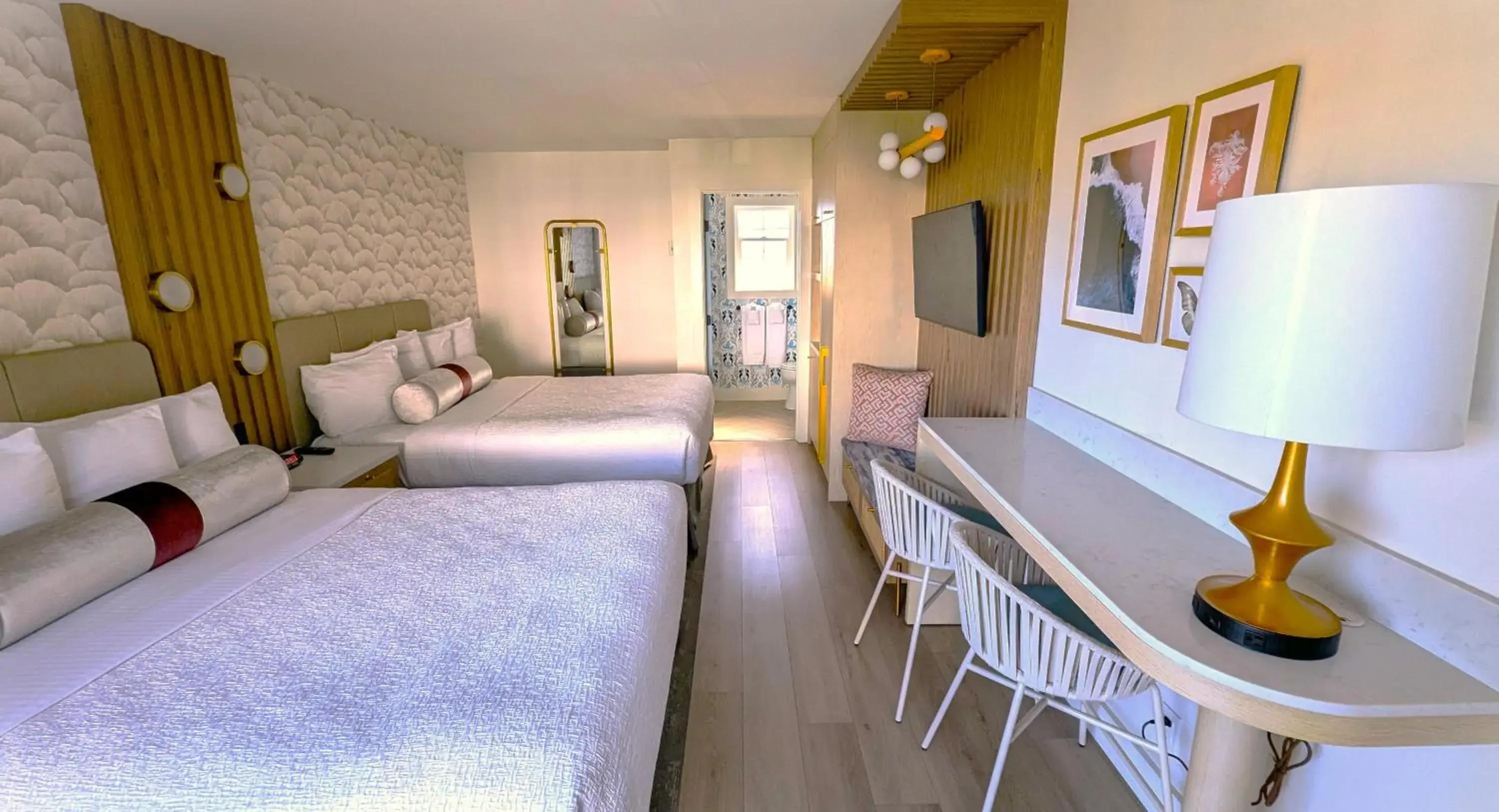 Deluxe Queen Room with Two Queen Beds in Seaway Inn Deluxe Queen Room with Two Queen Beds in Seaway Inn