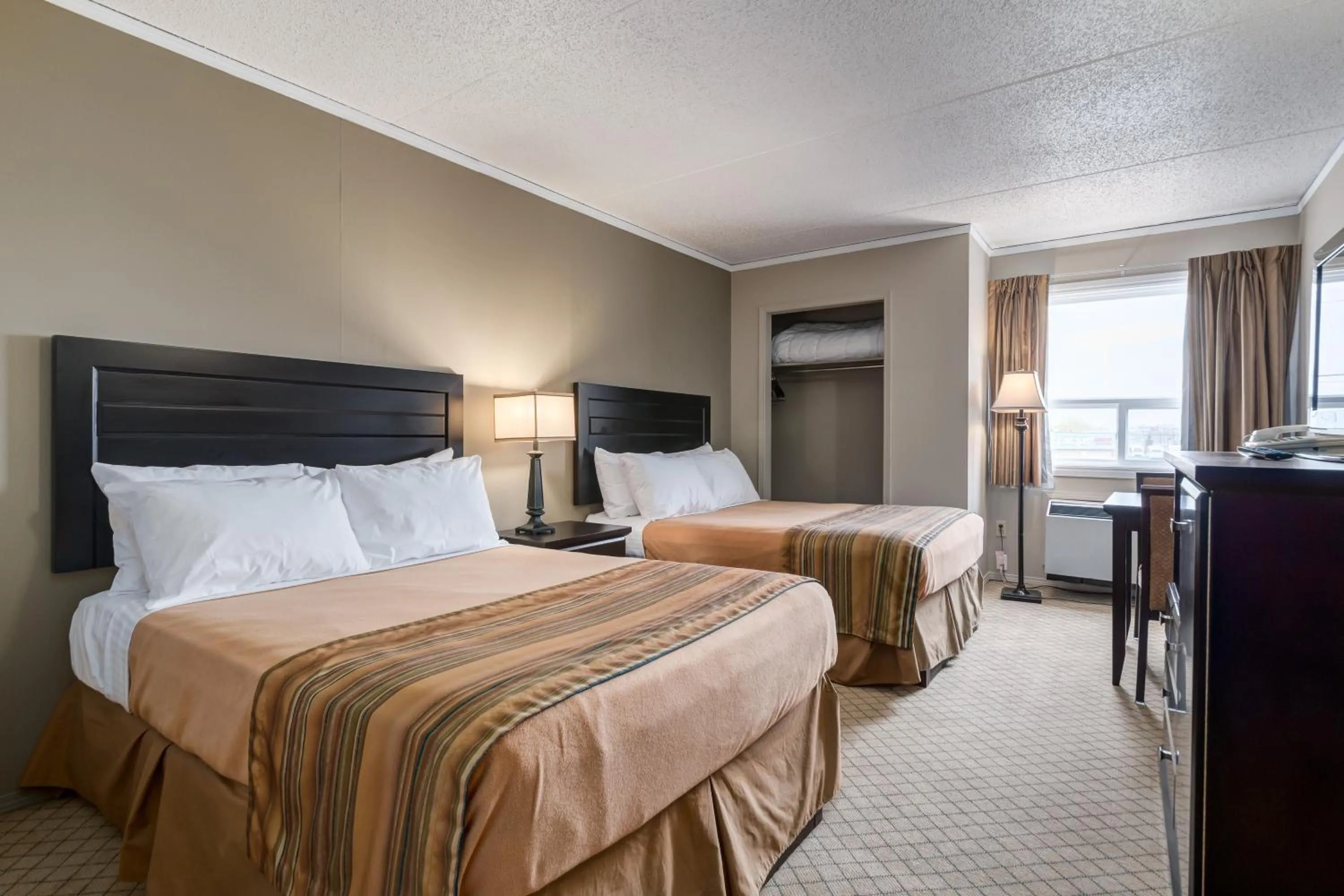 Photo of the whole room, Bed in Airport Traveller's Inn