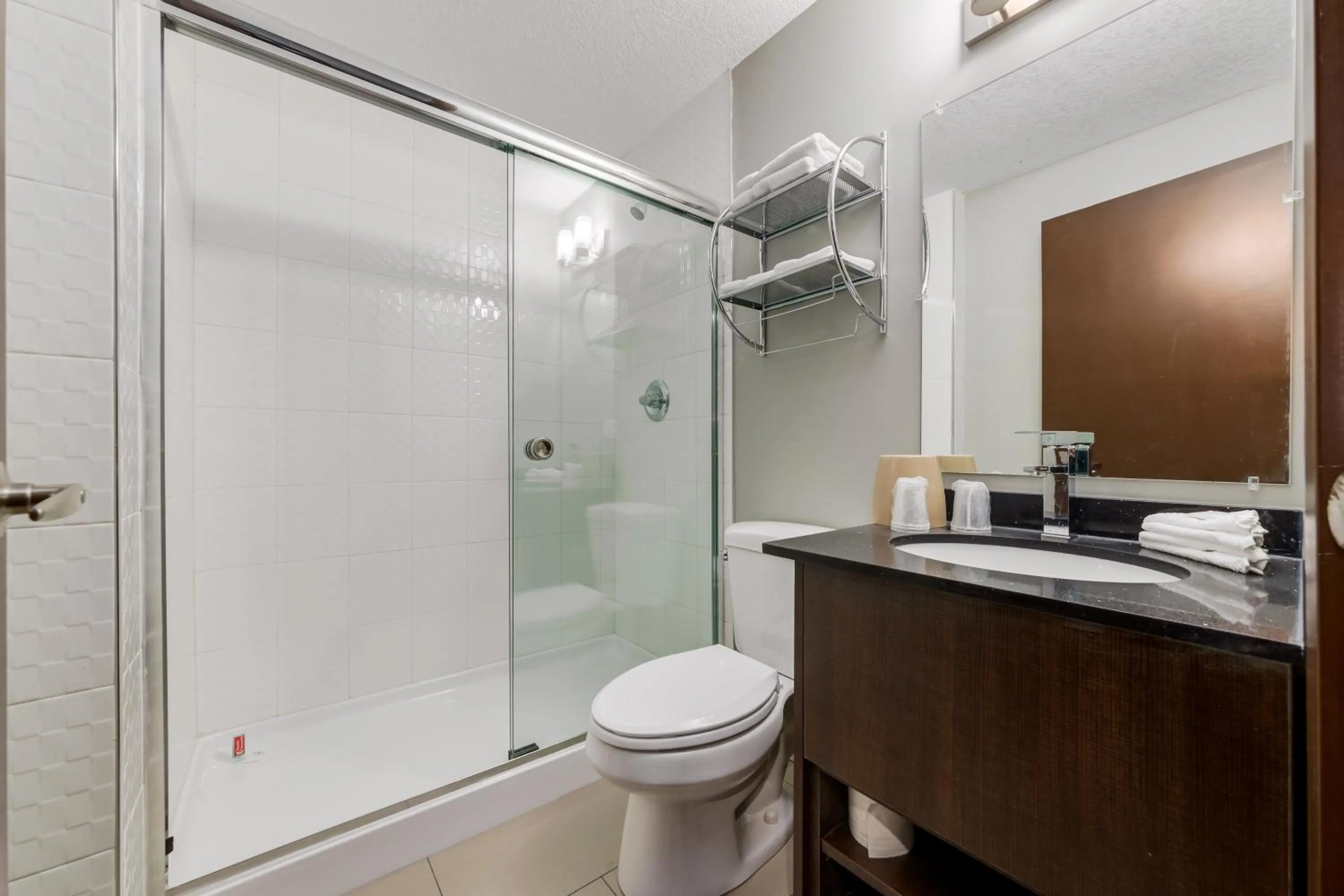 Bathroom in Airport Traveller's Inn