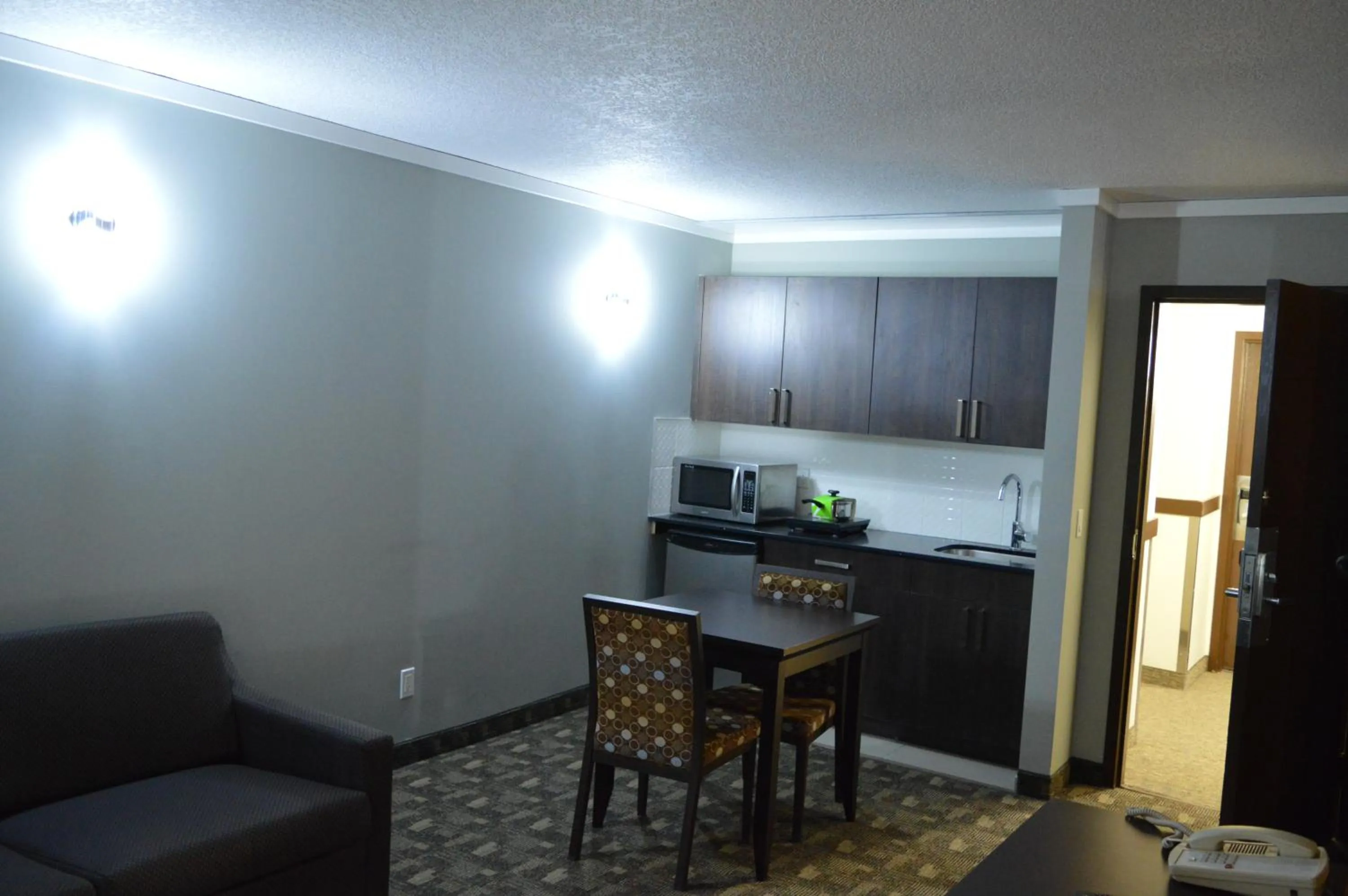 Kitchen or kitchenette in Airport Traveller's Inn