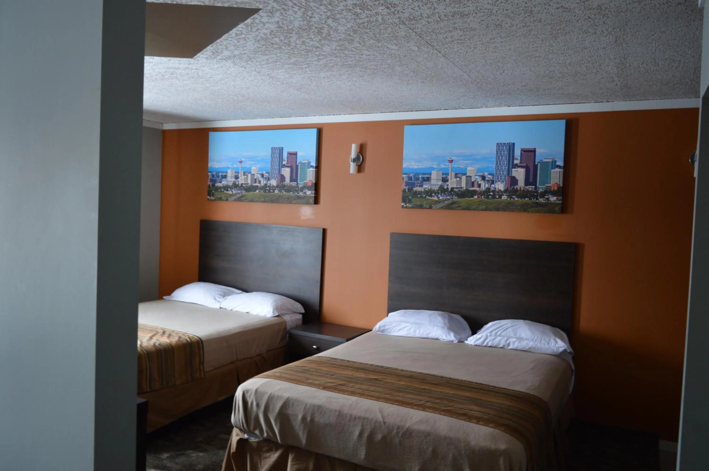 Photo of the whole room, Bed in Airport Traveller's Inn