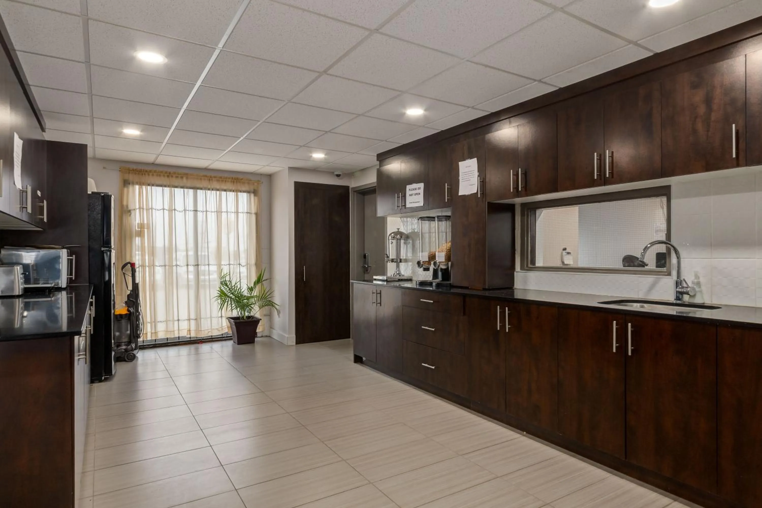 Kitchen or kitchenette in Airport Traveller's Inn