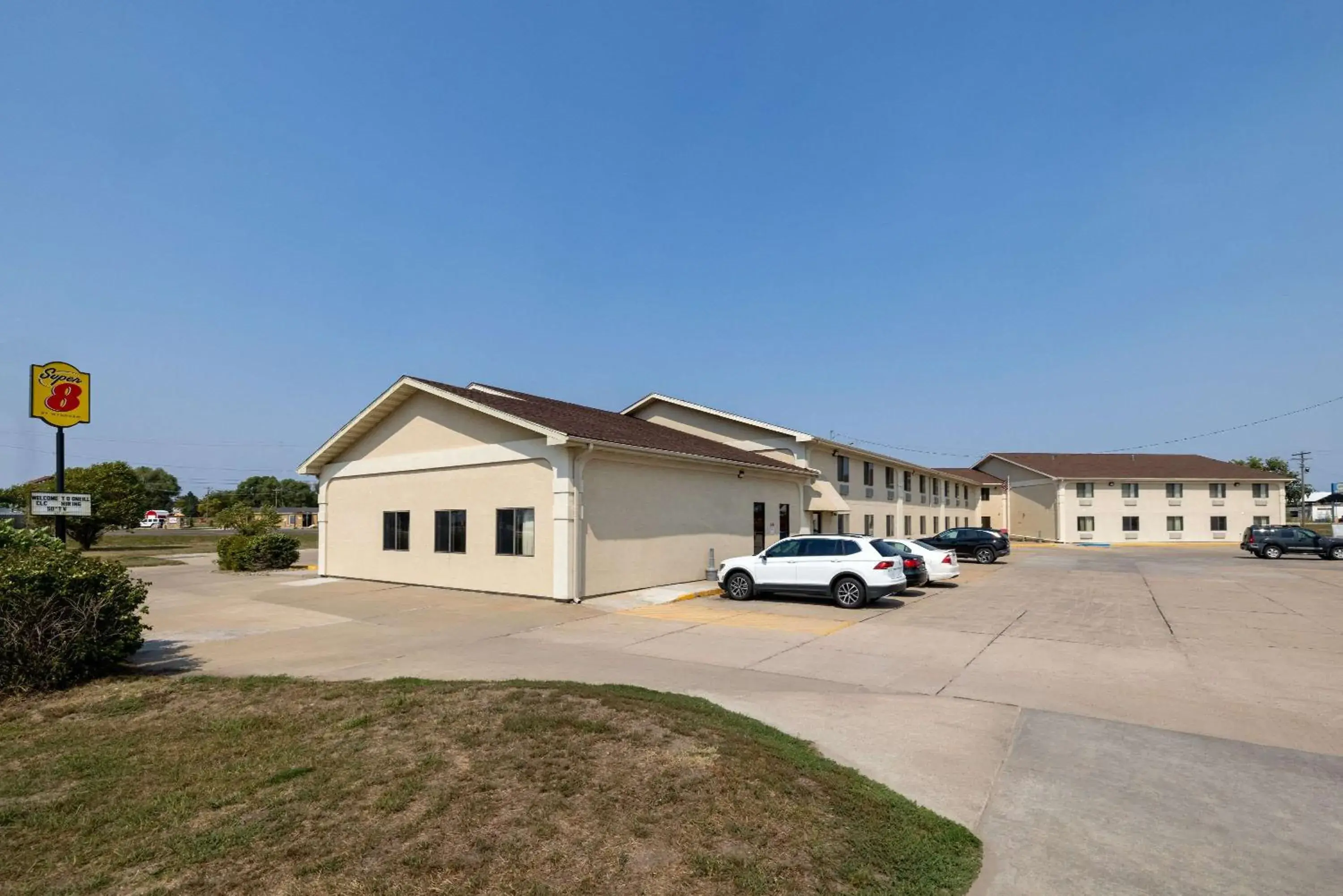 Property building in Super 8 by Wyndham O Neill NE Property building in Super 8 by Wyndham O Neill NE