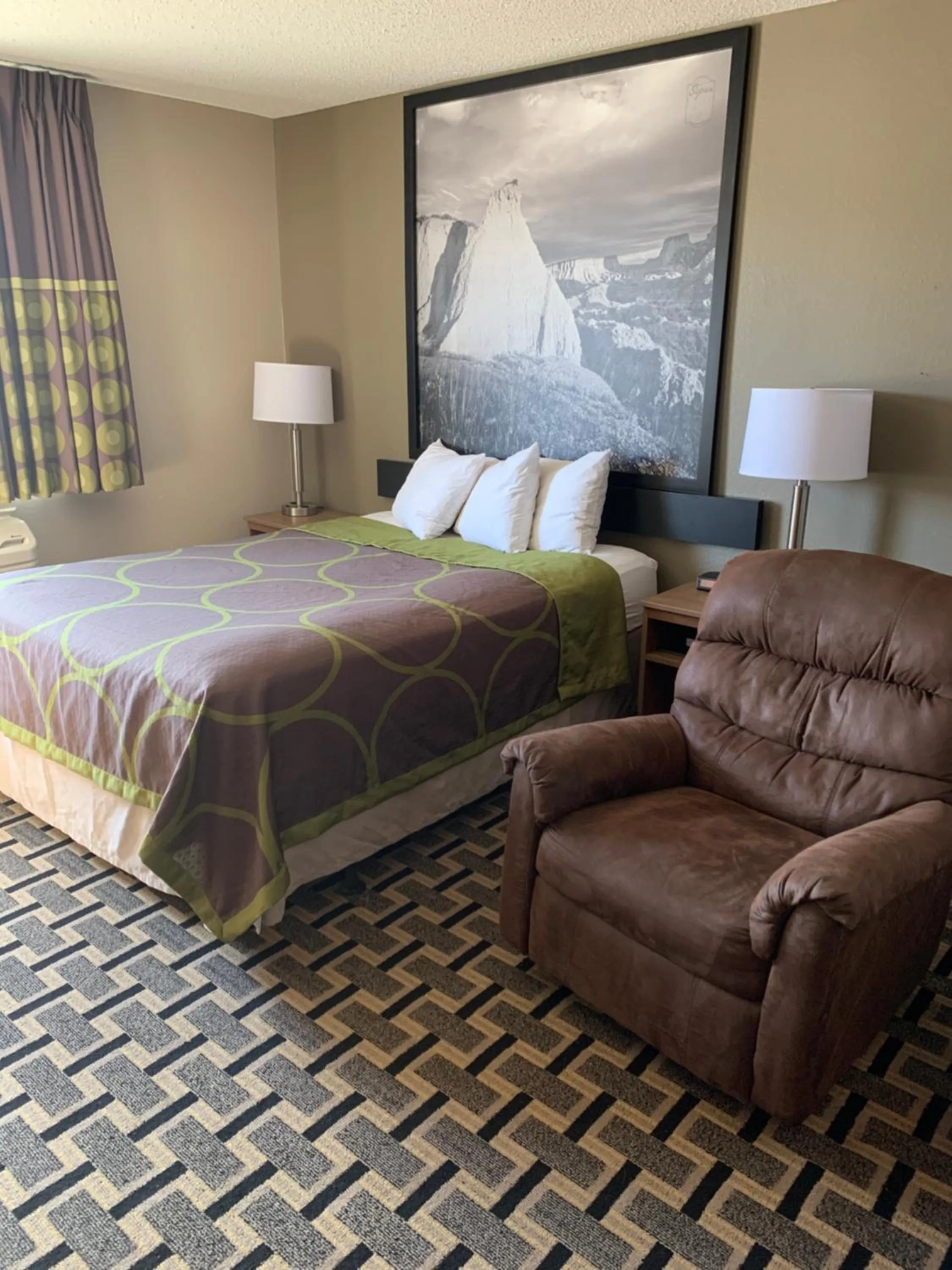 Photo of the whole room, Bed in Super 8 by Wyndham O Neill NE