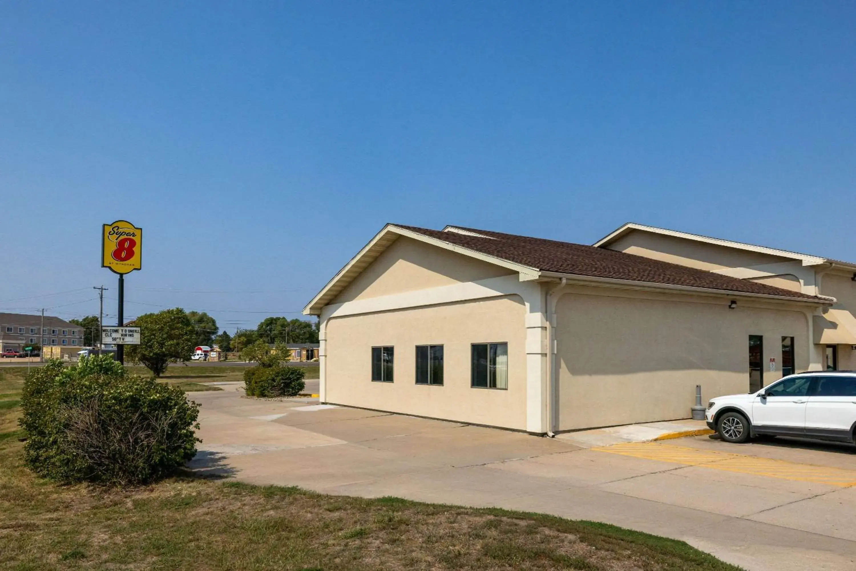 Property building in Super 8 by Wyndham O Neill NE Property building in Super 8 by Wyndham O Neill NE