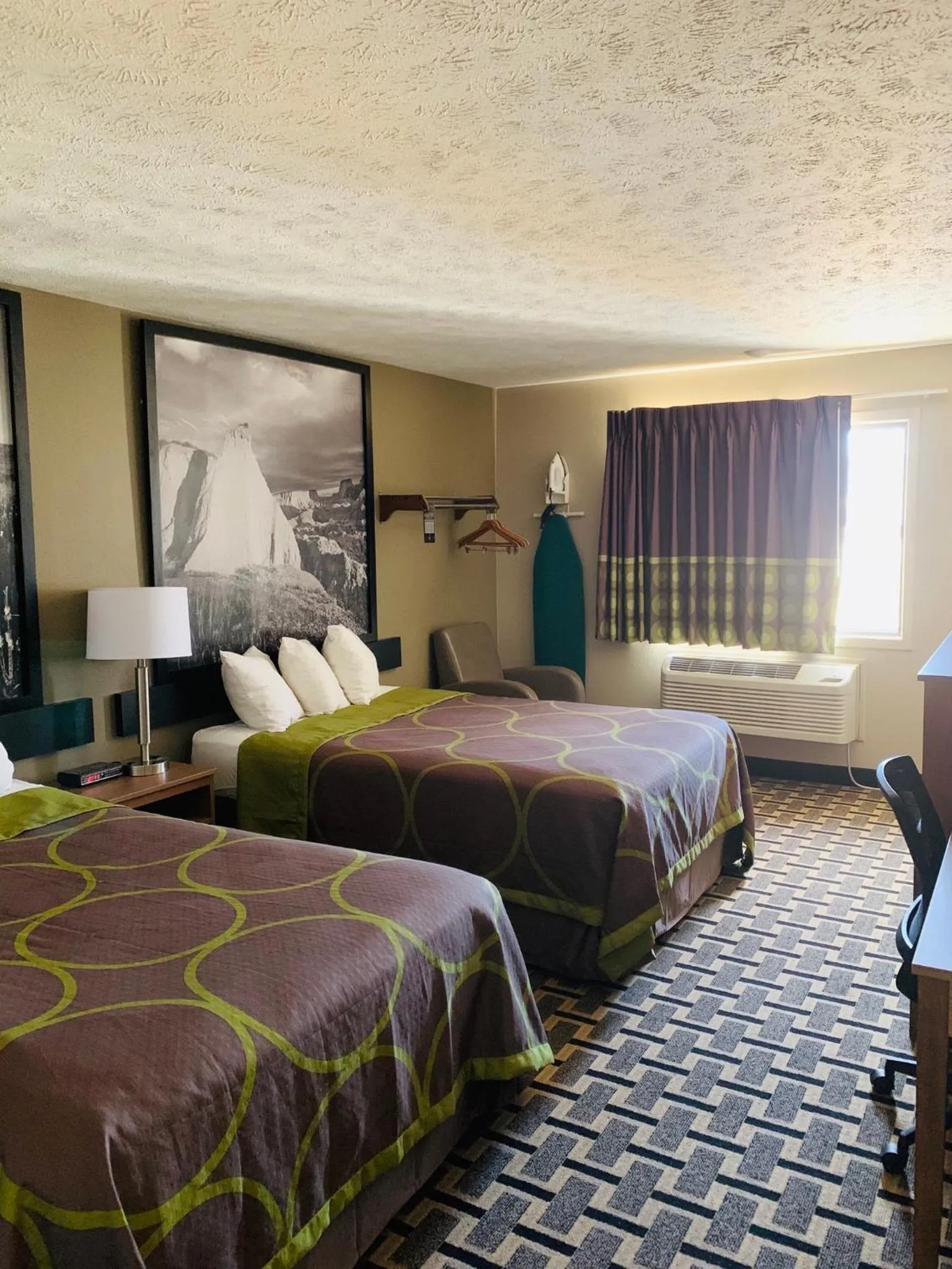 Photo of the whole room, Bed in Super 8 by Wyndham O Neill NE