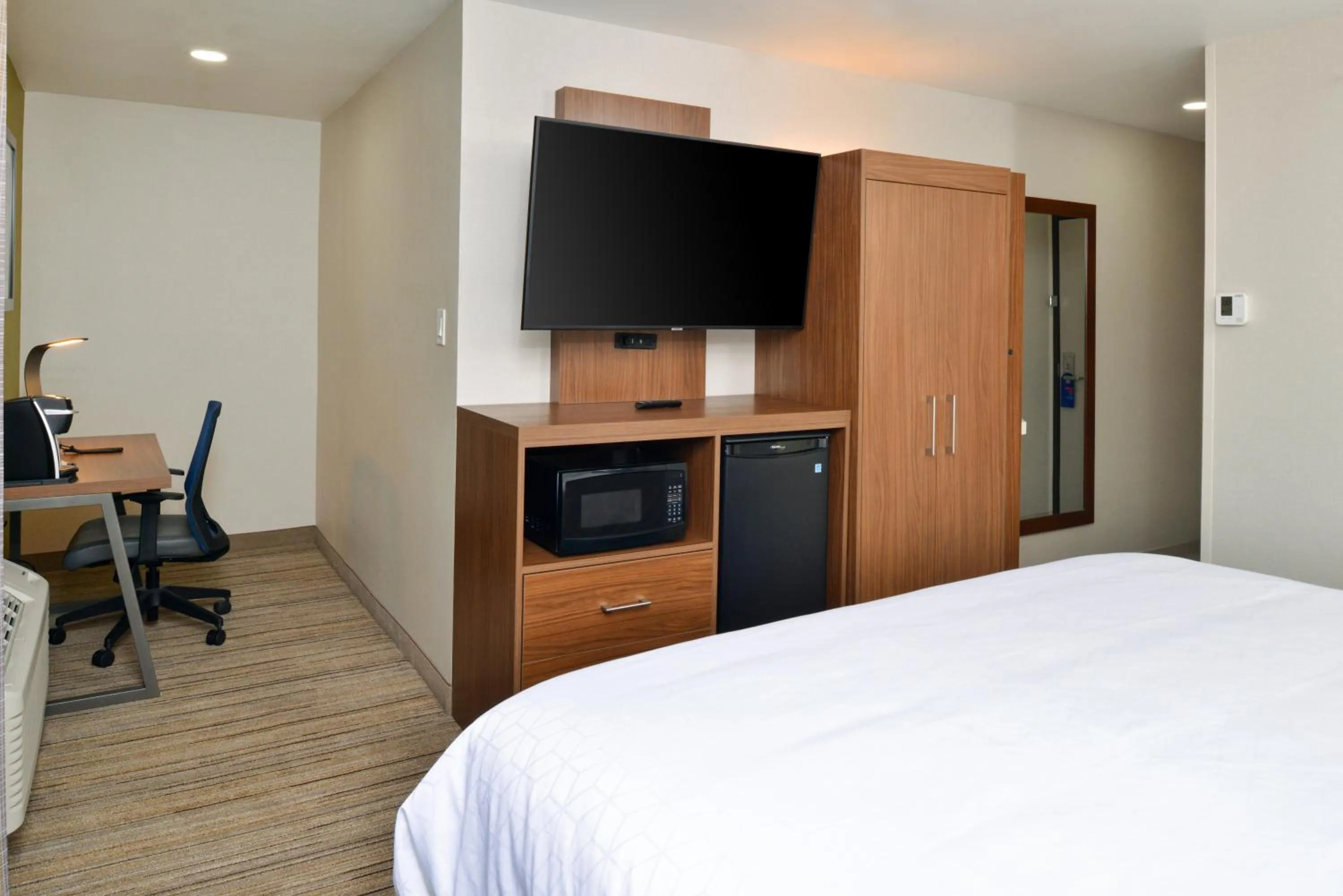 Guests, Bed in Holiday Inn Express - Santa Rosa North by IHG