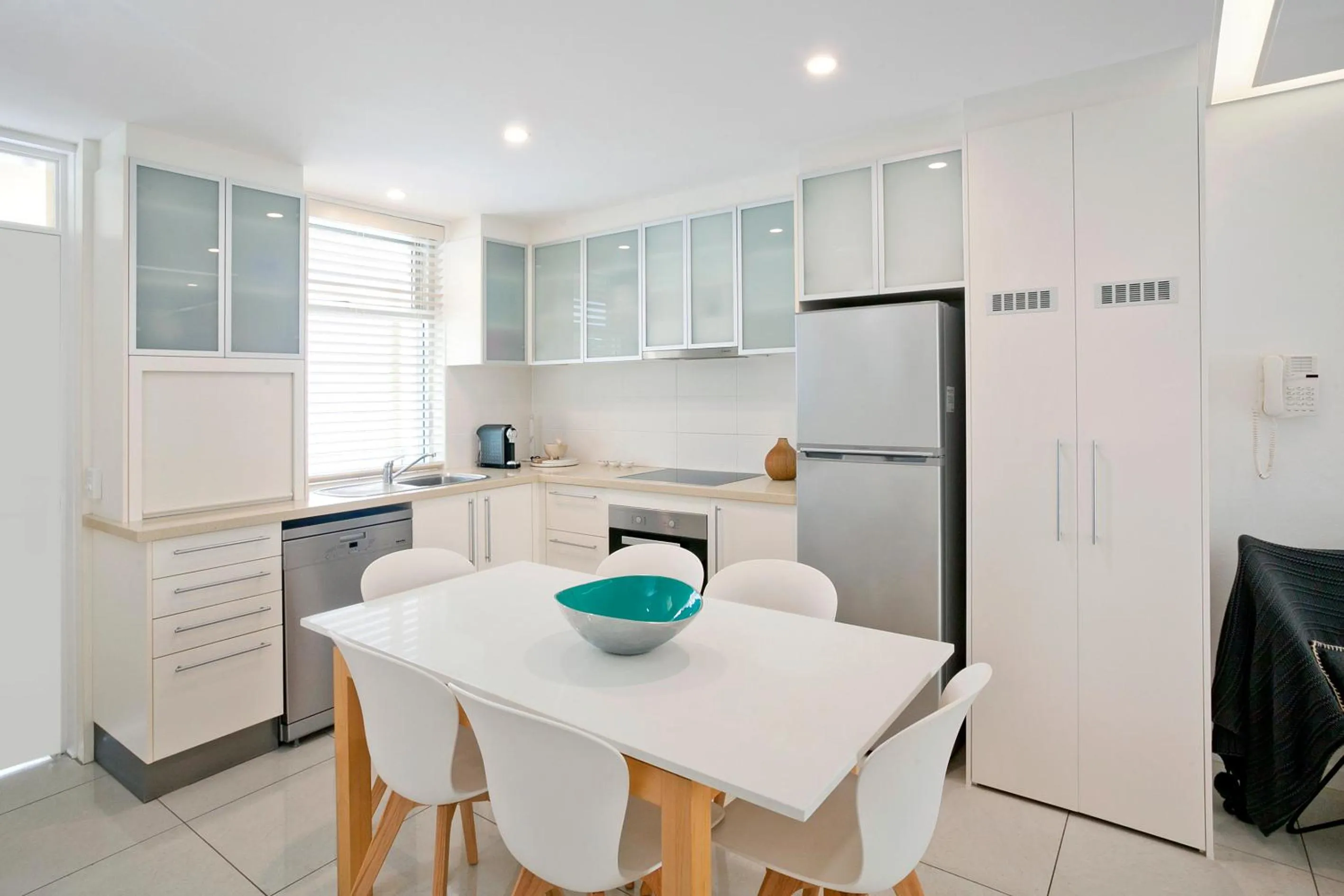 Kitchen or kitchenette in Maison Noosa