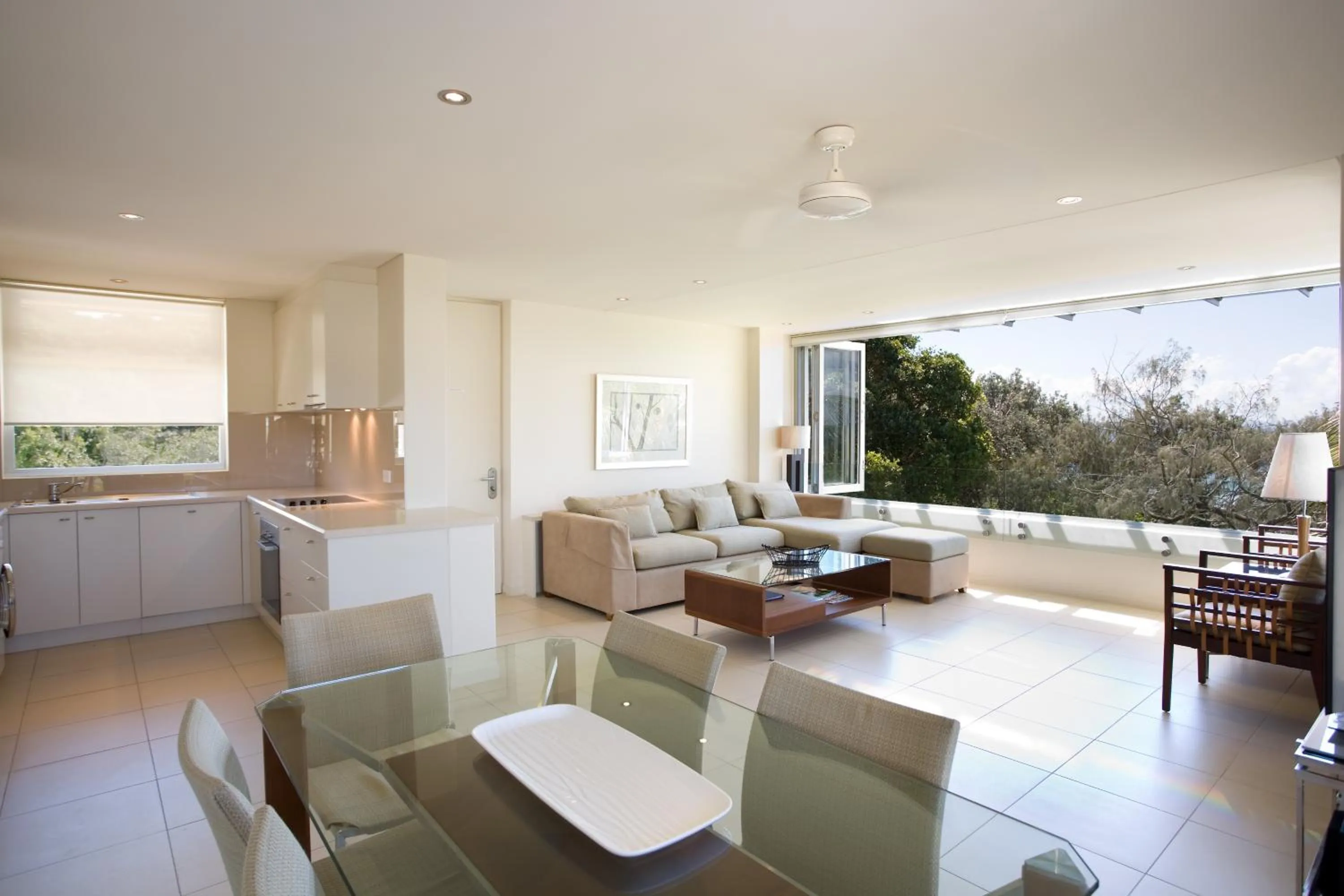 Kitchen or kitchenette in Maison Noosa