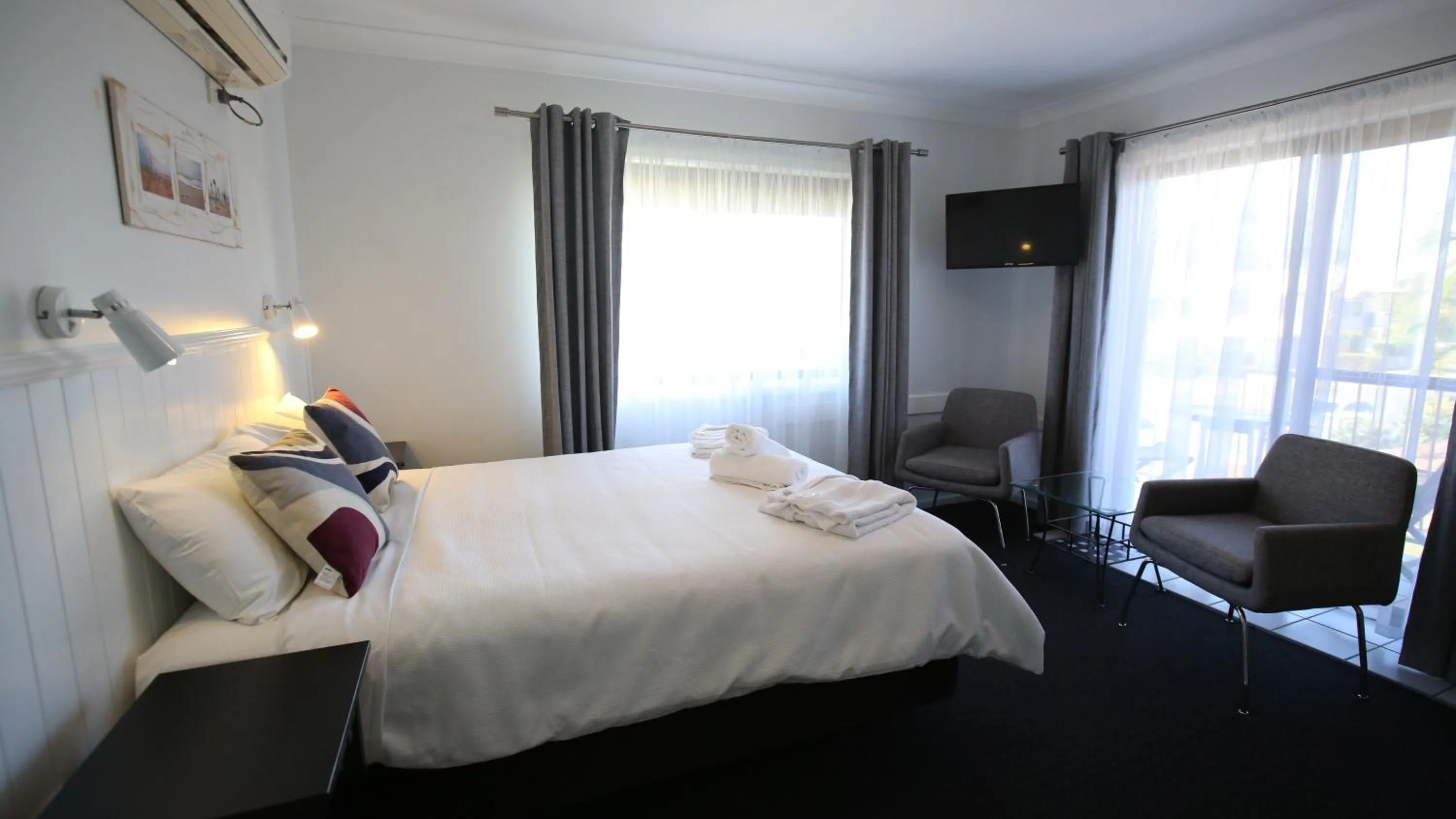 Bed in Hawks Nest Motel