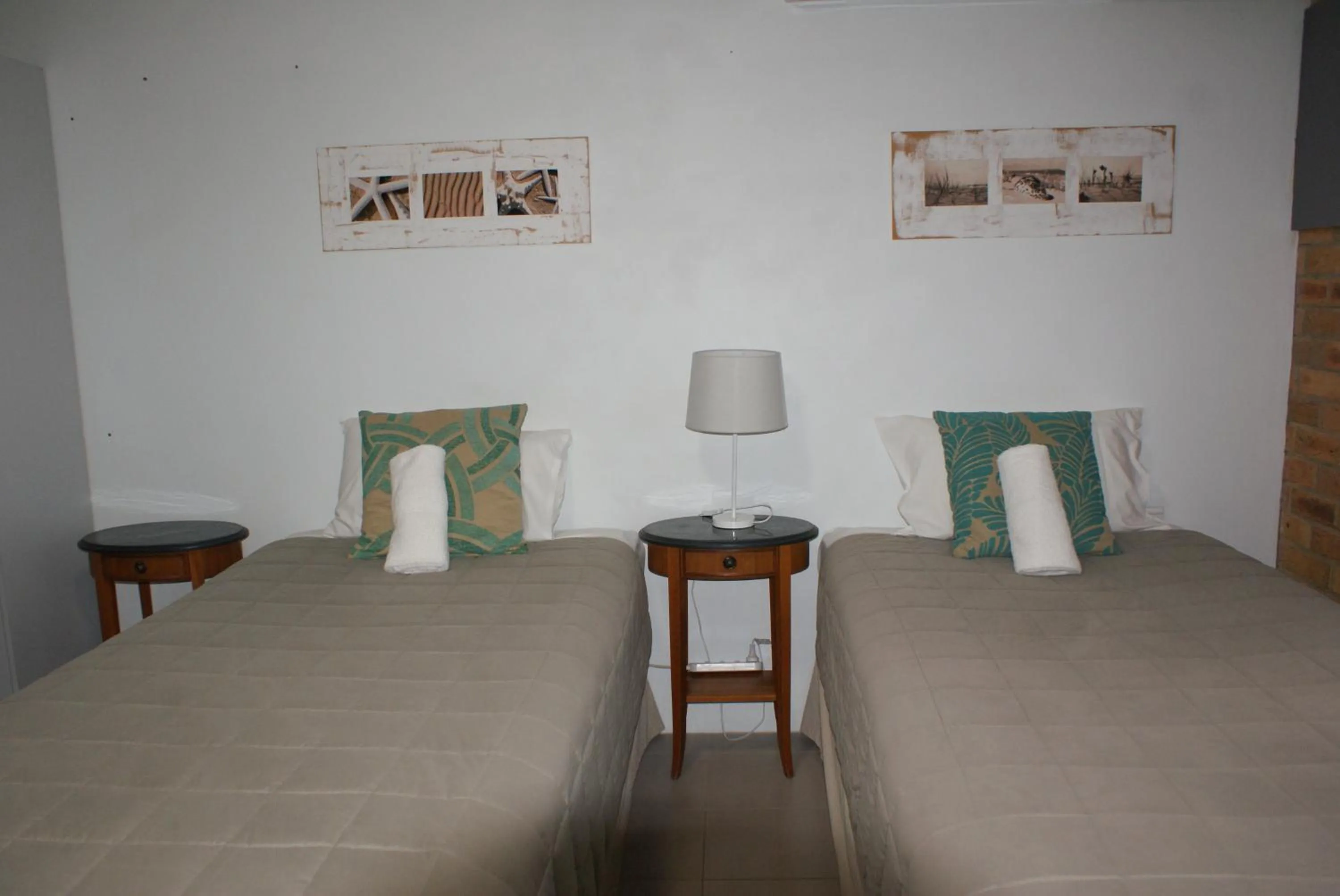 Bedroom, Bed in Hawks Nest Motel