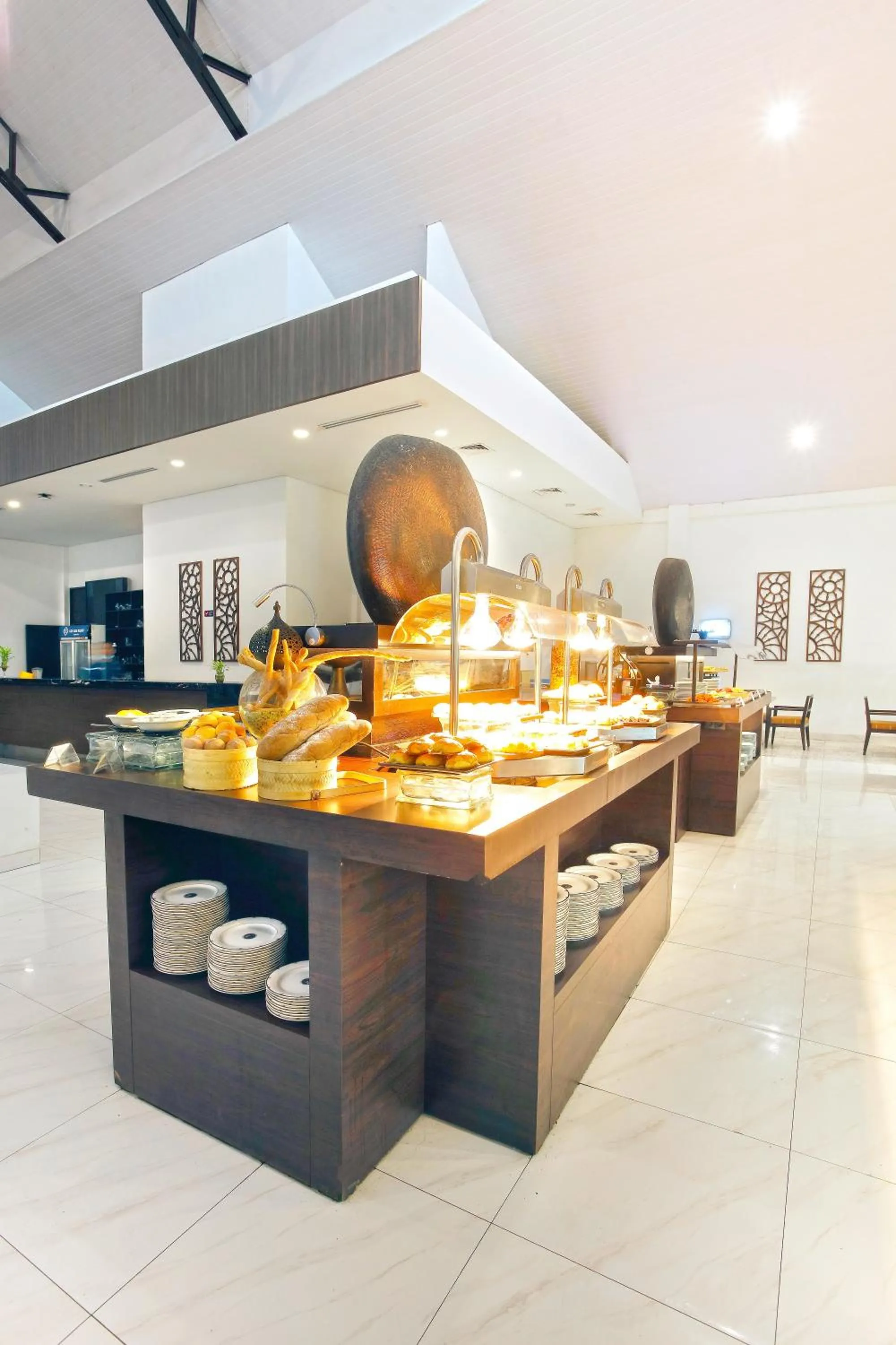 Restaurant/places to eat in Lido Lake Resort by MNC Hotel