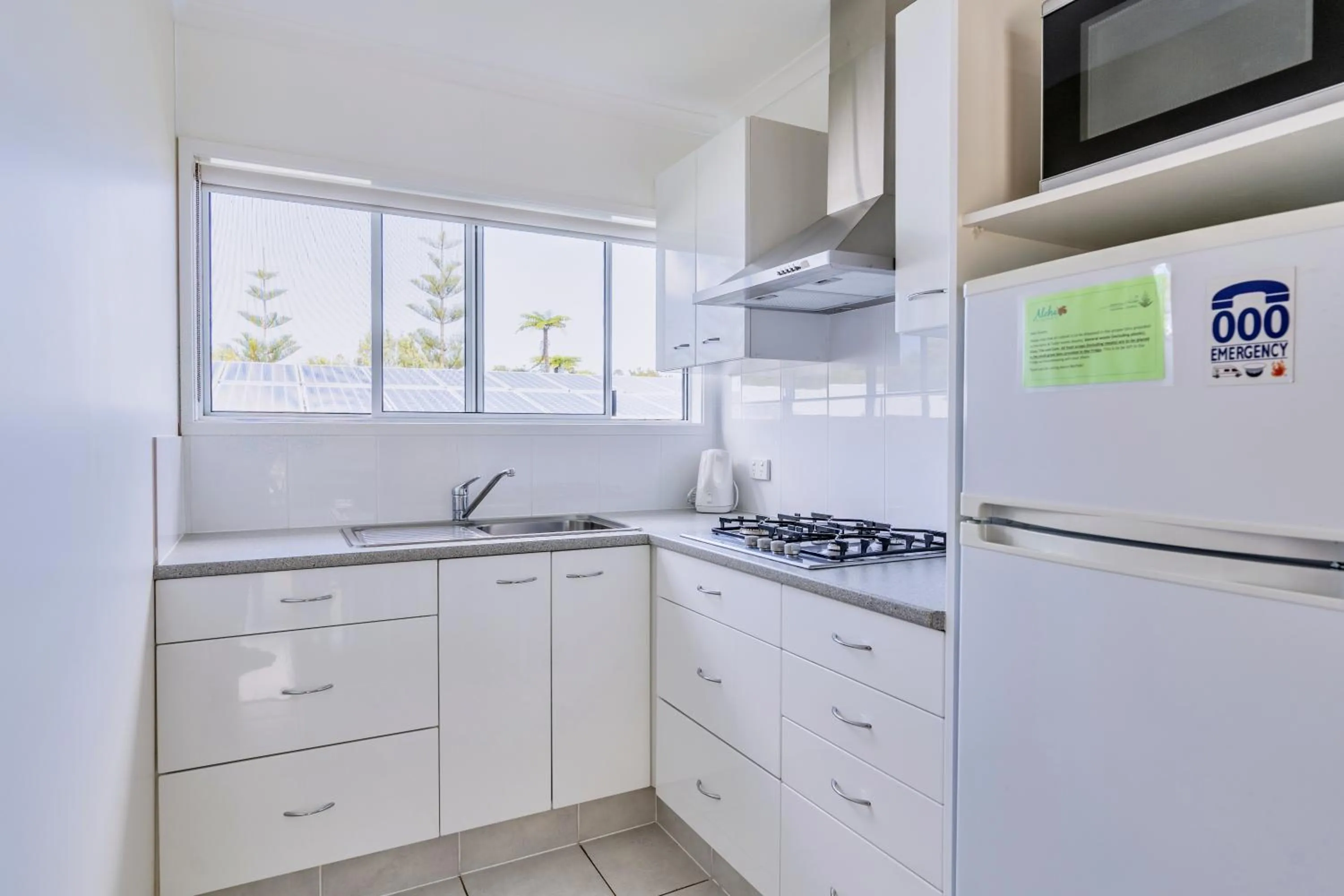 Kitchen or kitchenette in Aloha Apartments