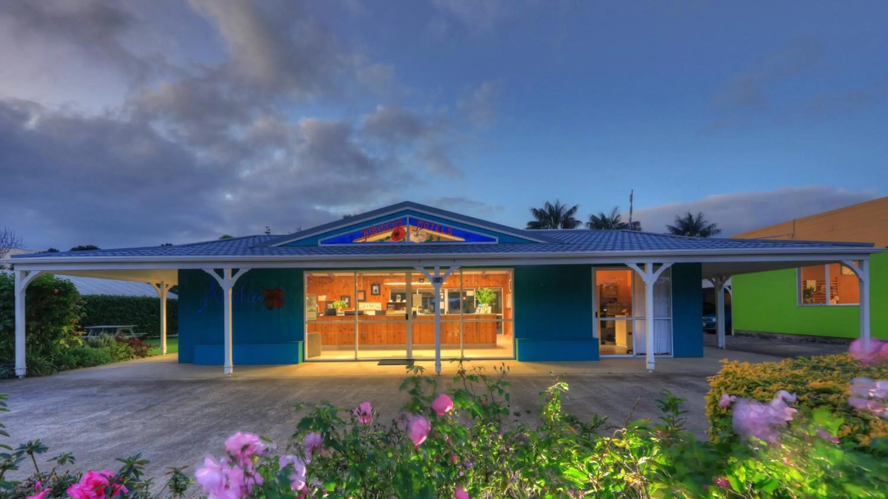Facade/entrance in Aloha Apartments Facade/entrance in Aloha Apartments