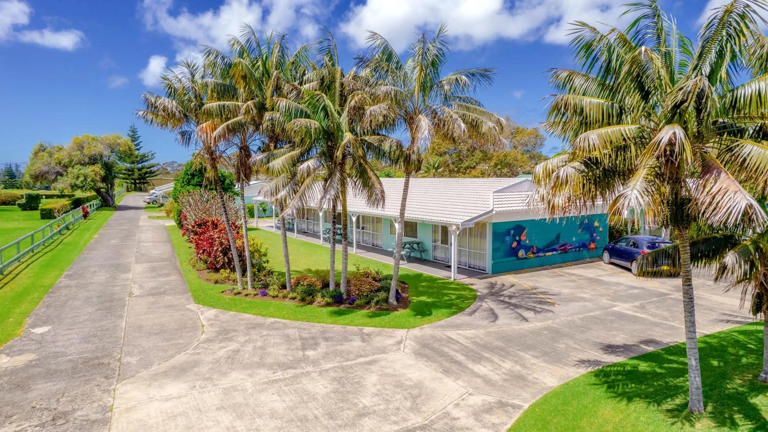 Facade/entrance in Aloha Apartments