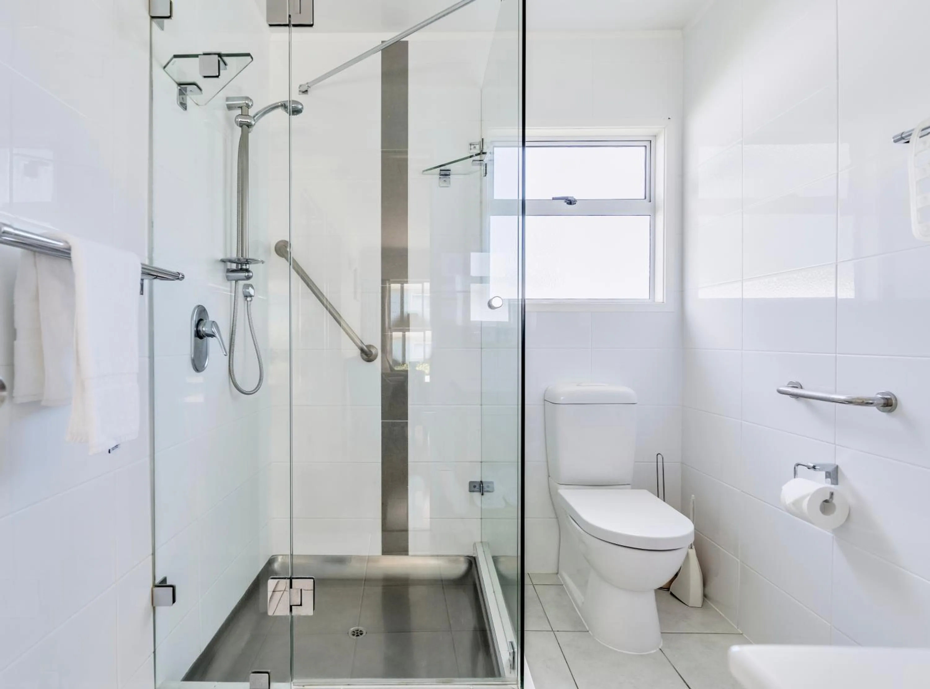 Shower in Aloha Apartments